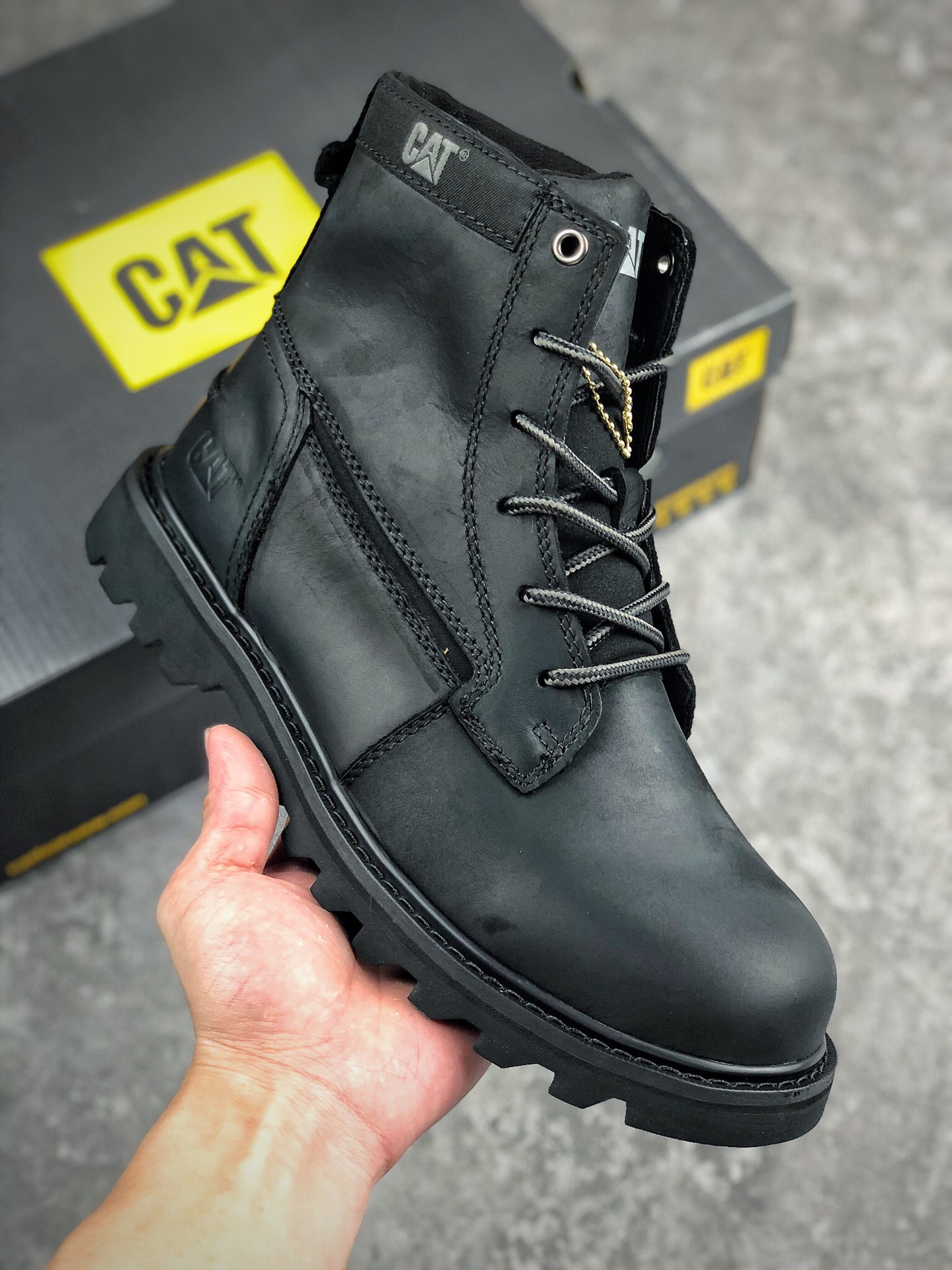 福利特价 
本地自取 终端放店
市面最高品质福利清仓    CAT FOOTWEAR/ CAT P720582
Cat工装休闲复古风格 油蜡疯马皮（高 中邦三色男码）入秋季节非常合适穿搭 鞋身轻便 舒适性相当不错 
#原厂代工 正单规格生产 出口外贸订单 鞋子细节几乎和正品一模一样 上身随意搭配 百看不厌
码数：39 40 41 42 43 44 偏大一码