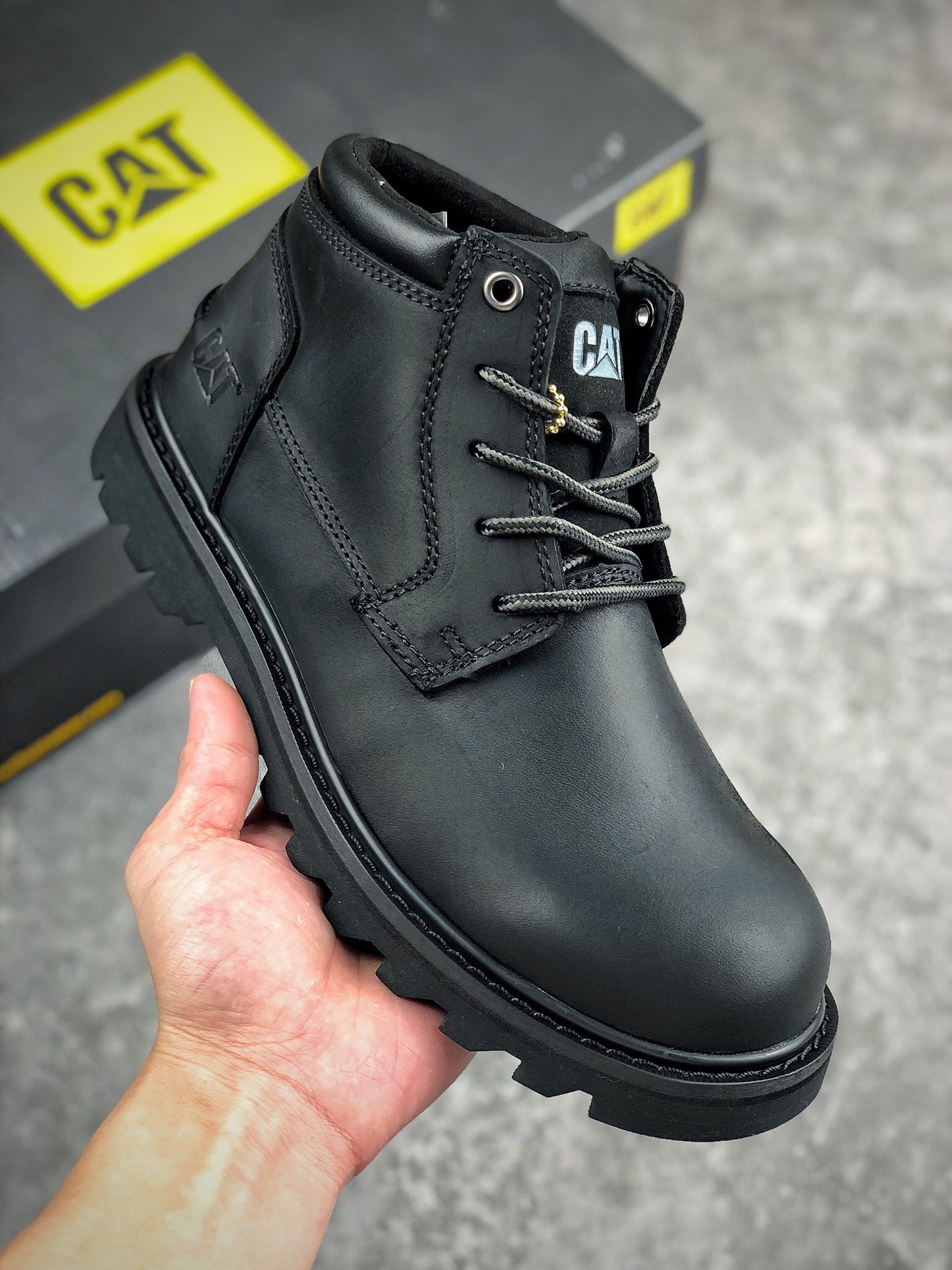 福利特价 
本地自取 终端放店
市面最高品质福利清仓    CAT FOOTWEAR/ CAT P720582
Cat工装休闲复古风格 油蜡疯马皮（高 中邦三色男码）入秋季节非常合适穿搭 鞋身轻便 舒适性相当不错 
#原厂代工 正单规格生产 出口外贸订单 鞋子细节几乎和正品一模一样 上身随意搭配 百看不厌
码数：39 40 41 42 43 44 偏大一码