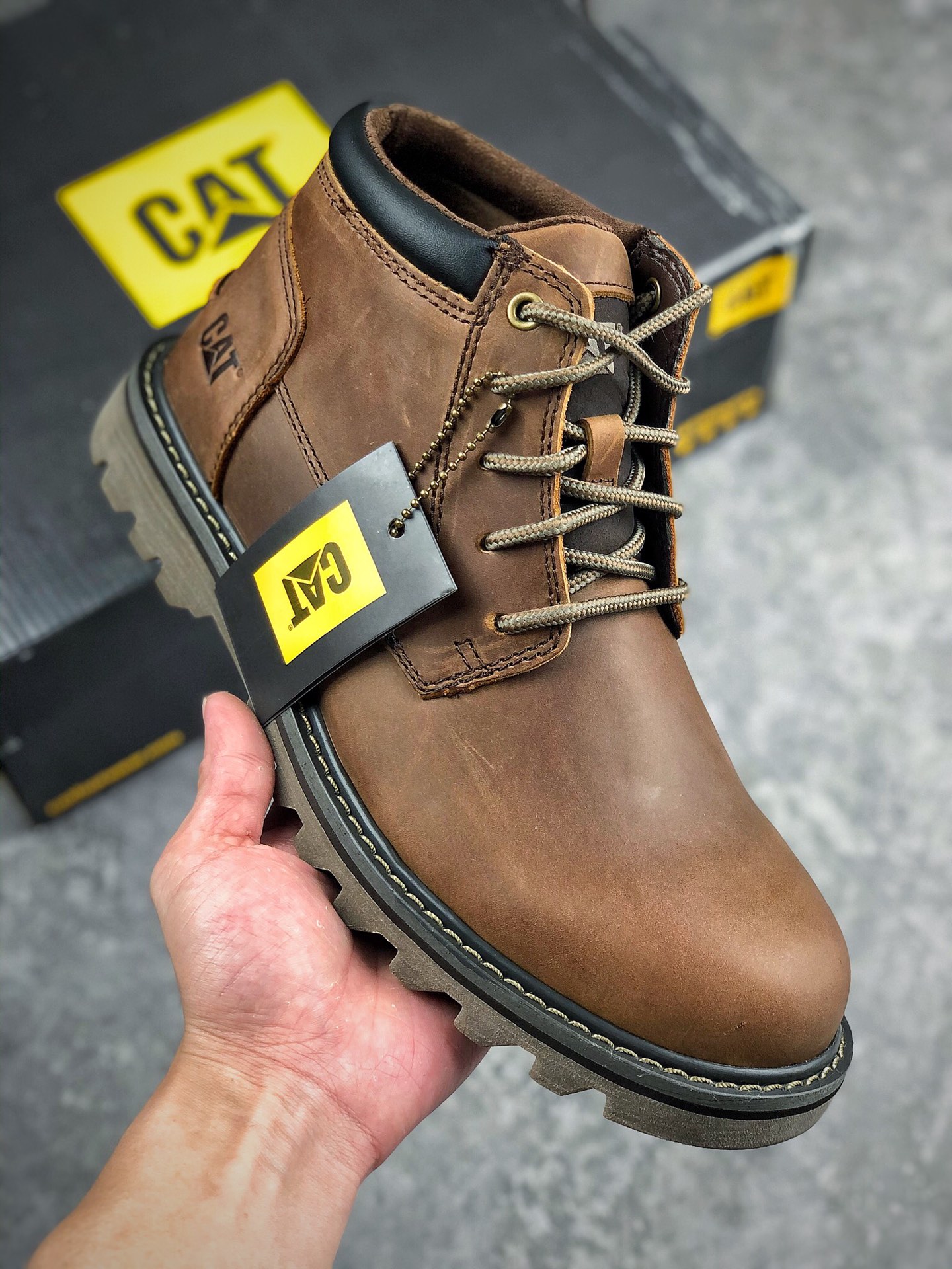 福利特价 
本地自取 终端放店
市面最高品质福利清仓    CAT FOOTWEAR/ CAT P720582
Cat工装休闲复古风格 油蜡疯马皮（高 中邦三色男码）入秋季节非常合适穿搭 鞋身轻便 舒适性相当不错 
#原厂代工 正单规格生产 出口外贸订单 鞋子细节几乎和正品一模一样 上身随意搭配 百看不厌
码数：39 40 41 42 43 44 偏大一码