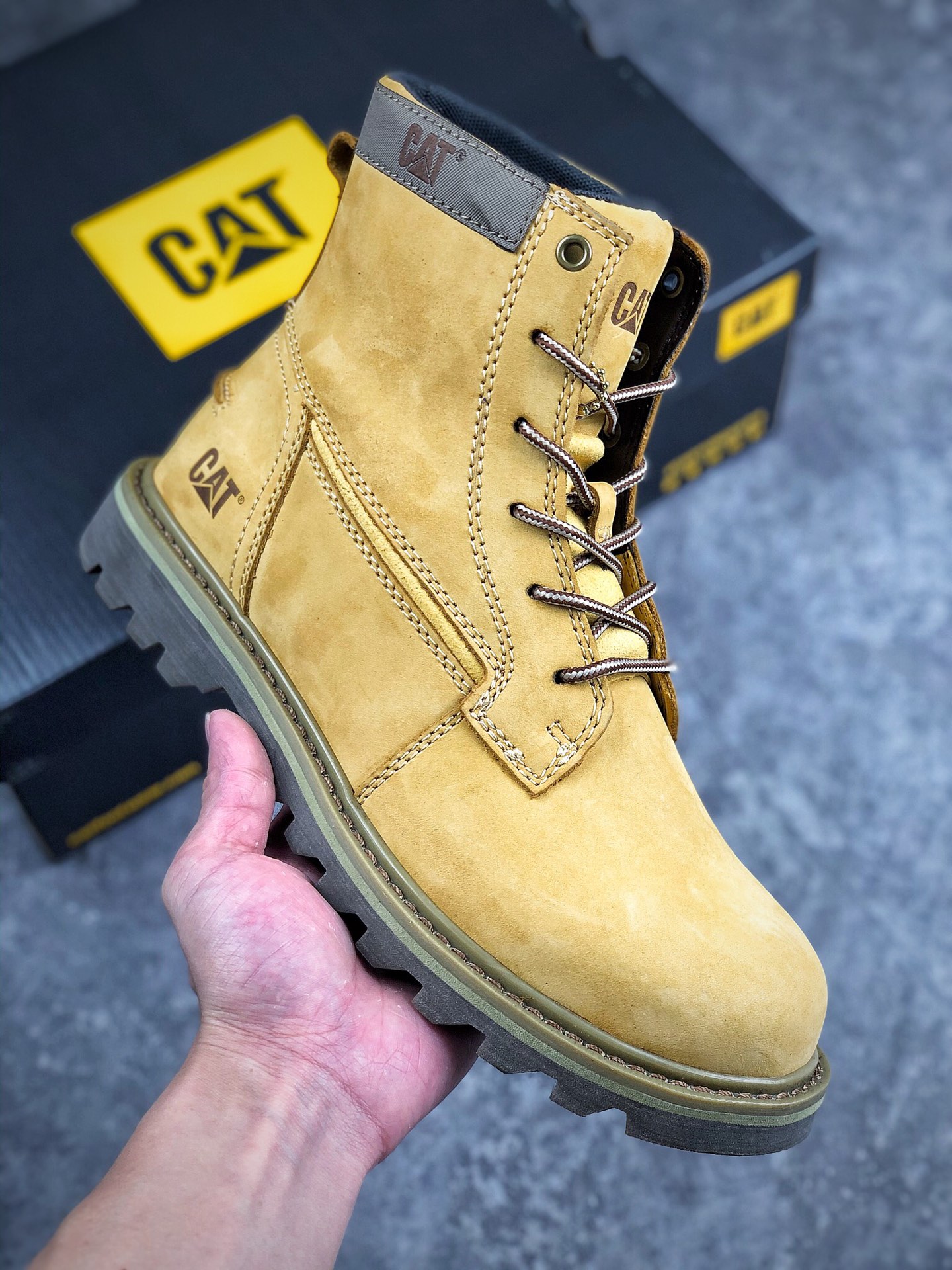 福利特价 
本地自取 终端放店
市面最高品质福利清仓    CAT FOOTWEAR/ CAT P720582
Cat工装休闲复古风格 油蜡疯马皮（高 中邦三色男码）入秋季节非常合适穿搭 鞋身轻便 舒适性相当不错 
#原厂代工 正单规格生产 出口外贸订单 鞋子细节几乎和正品一模一样 上身随意搭配 百看不厌
码数：39 40 41 42 43 44 偏大一码