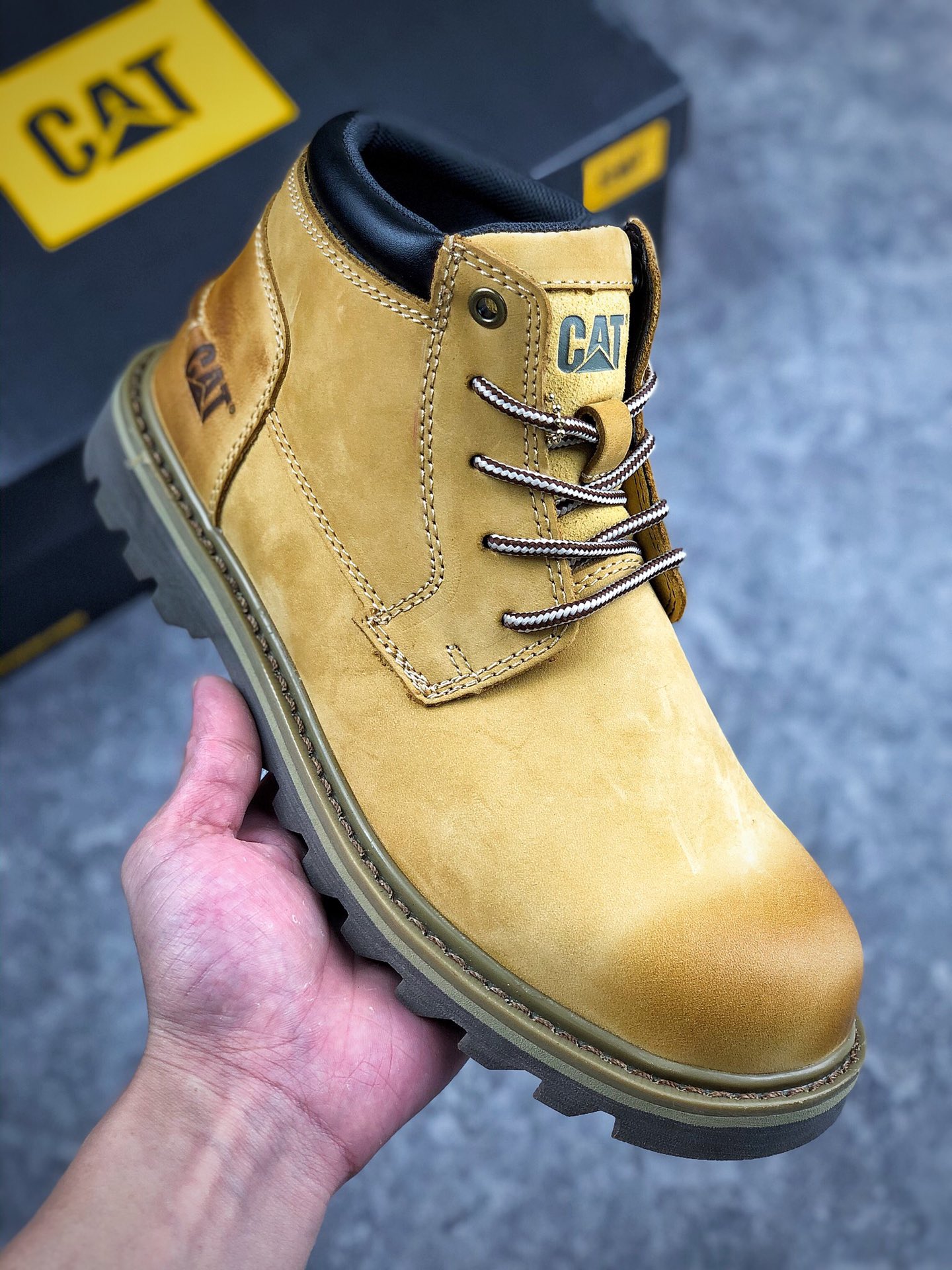 福利特价 
本地自取 终端放店
市面最高品质福利清仓    CAT FOOTWEAR/ CAT P720582
Cat工装休闲复古风格 油蜡疯马皮（高 中邦三色男码）入秋季节非常合适穿搭 鞋身轻便 舒适性相当不错 
#原厂代工 正单规格生产 出口外贸订单 鞋子细节几乎和正品一模一样 上身随意搭配 百看不厌
码数：39 40 41 42 43 44 偏大一码