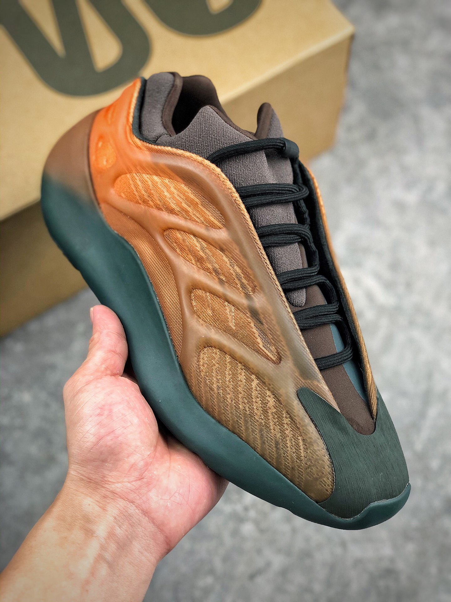 本地自取 核心放店
Adidas Yeezy 700 V3椰子复古老爹鞋/异形 黑橙渐变
巴斯夫大底 原盒原标 侃爷最新力作 2021最新款 
尺码：36 36.5 37 38 38.5 39 40 40.5 41 42 42.5 43 44 44.5 45 46 47 48 
货号：GY4109