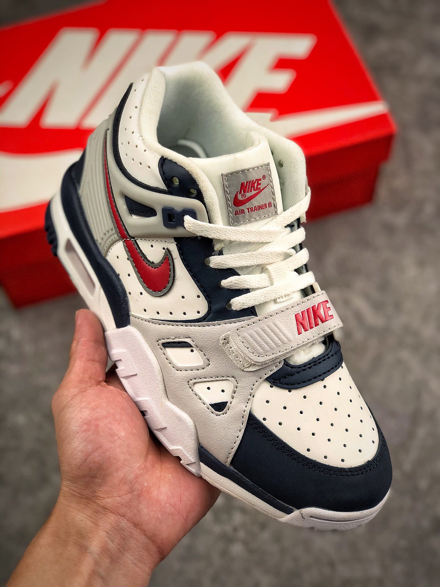 本地自取 支持放店
NIKE Air TRalner 3（GS）休闲小皮蓬皮面运动鞋 货号：CN9750 尺码：35.5 36 36.5 37.5 38 38.5 39 40