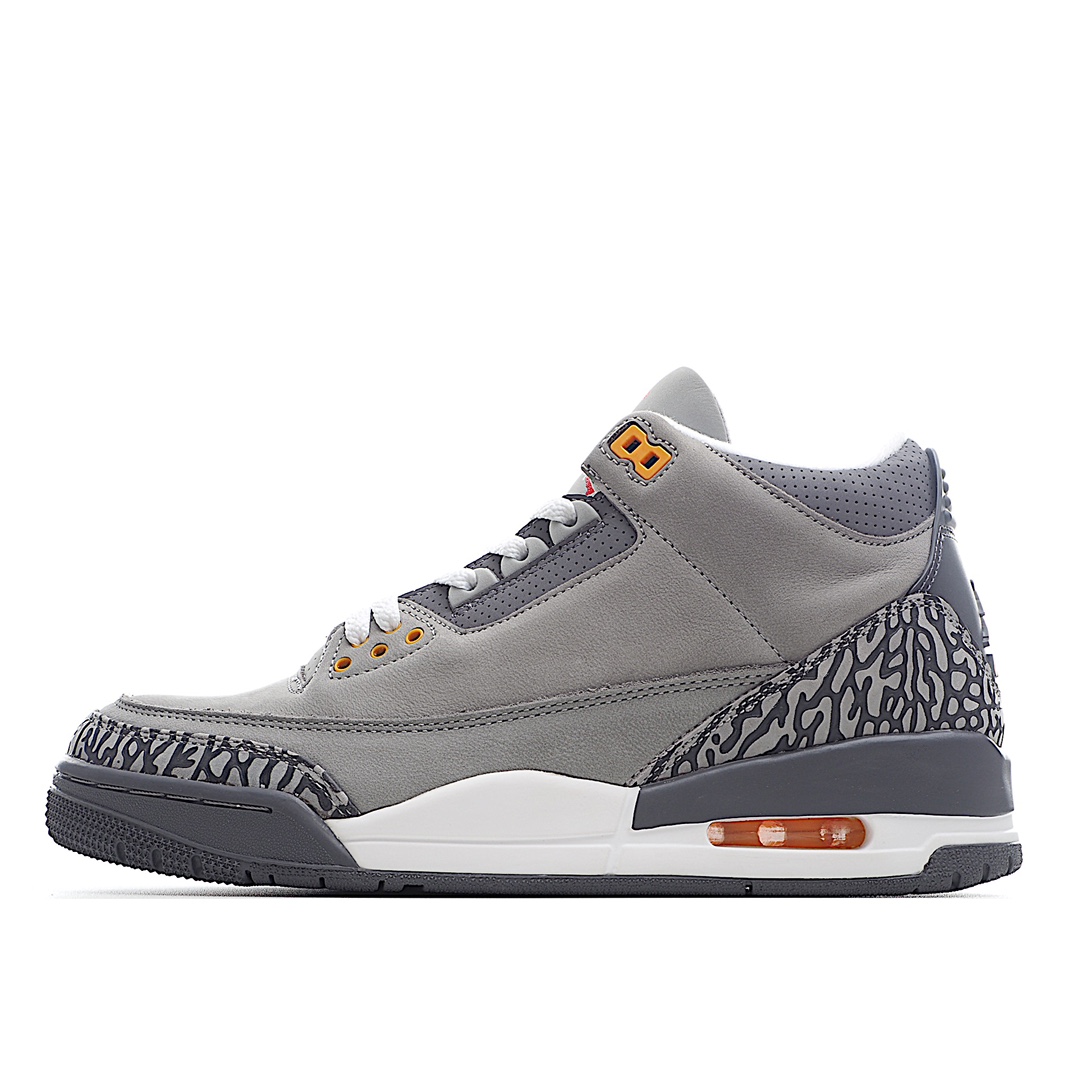 K0 纯原 Air Jordan 3 Retro “Cool Grey” 酷灰 乔丹篮球鞋系列 整体双以灰色为主调装饰鞋面，鞋头以及后跟处饰有经典爆裂纹元素。鞋舌处的红色 Jumpman Logo 搭配黄色鞋带孔，吸睛效果十足。后跟处依然采用红黄两色呈现，与鞋面呼应，并搭配白色中底以及灰色外底，完善整双鞋的设计。
