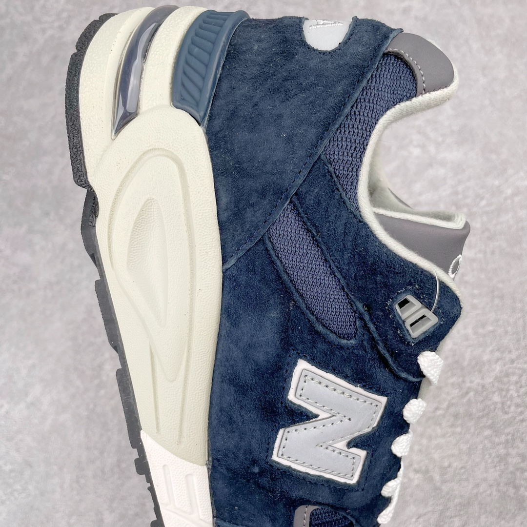 图片[6]-＃K版纯原福利 New Balance M990NV2 新百伦NB990V2 深蓝 第二代总统复古慢跑鞋 正确3M反光细节 原楦原纸版开发 正确6层组合底模精密开发 搭载全新碳素中底 后跟透明TPU水晶装饰条稳固 沿用了引以为傲的跑鞋手工技艺 采用猪皮绒面并包裹局部透气网面的鞋身设计 菱网鞋舌上刻有New Balance USA 鞋面依旧身着经典的大热之灰 彰显了其高端的品质身份 尺码：36 37 37.5 38 38.5 39 40 40.5 41.5 42 42.5 43 44 45-选品中心