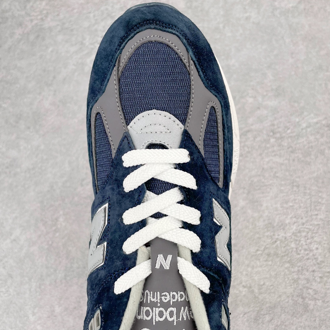 图片[4]-＃K版纯原福利 New Balance M990NV2 新百伦NB990V2 深蓝 第二代总统复古慢跑鞋 正确3M反光细节 原楦原纸版开发 正确6层组合底模精密开发 搭载全新碳素中底 后跟透明TPU水晶装饰条稳固 沿用了引以为傲的跑鞋手工技艺 采用猪皮绒面并包裹局部透气网面的鞋身设计 菱网鞋舌上刻有New Balance USA 鞋面依旧身着经典的大热之灰 彰显了其高端的品质身份 尺码：36 37 37.5 38 38.5 39 40 40.5 41.5 42 42.5 43 44 45-选品中心