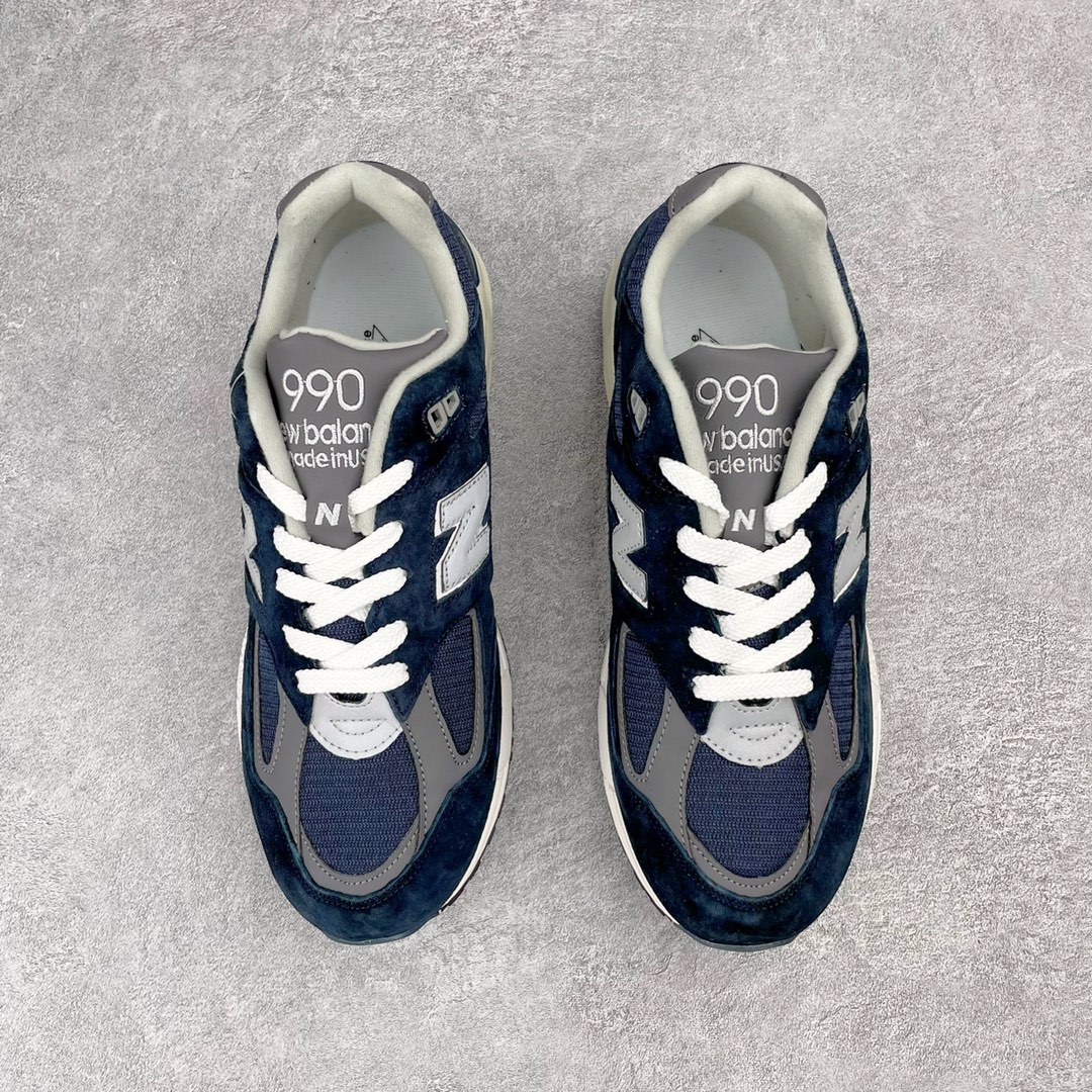 图片[2]-＃K版纯原福利 New Balance M990NV2 新百伦NB990V2 深蓝 第二代总统复古慢跑鞋 正确3M反光细节 原楦原纸版开发 正确6层组合底模精密开发 搭载全新碳素中底 后跟透明TPU水晶装饰条稳固 沿用了引以为傲的跑鞋手工技艺 采用猪皮绒面并包裹局部透气网面的鞋身设计 菱网鞋舌上刻有New Balance USA 鞋面依旧身着经典的大热之灰 彰显了其高端的品质身份 尺码：36 37 37.5 38 38.5 39 40 40.5 41.5 42 42.5 43 44 45-选品中心