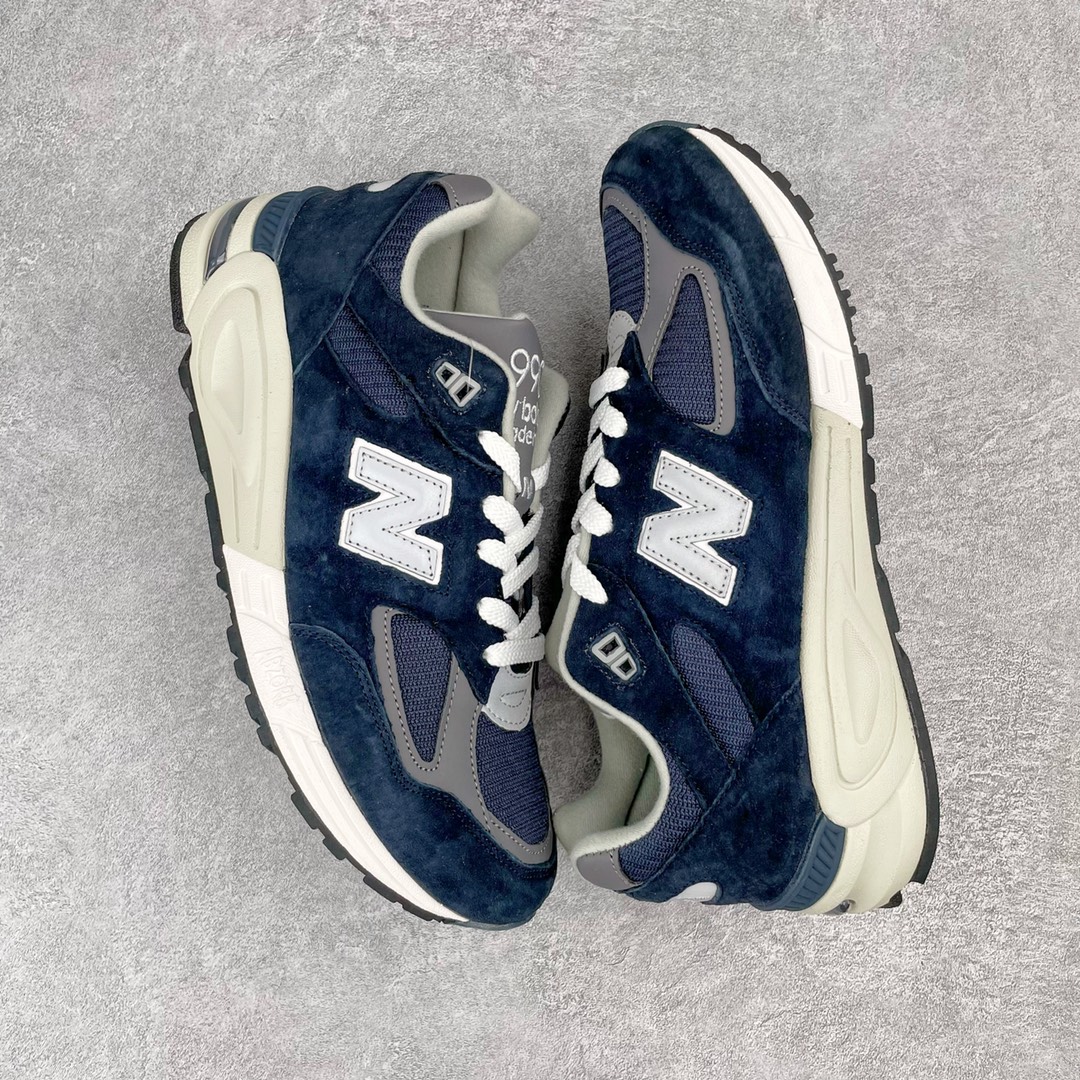 图片[3]-＃K版纯原福利 New Balance M990NV2 新百伦NB990V2 深蓝 第二代总统复古慢跑鞋 正确3M反光细节 原楦原纸版开发 正确6层组合底模精密开发 搭载全新碳素中底 后跟透明TPU水晶装饰条稳固 沿用了引以为傲的跑鞋手工技艺 采用猪皮绒面并包裹局部透气网面的鞋身设计 菱网鞋舌上刻有New Balance USA 鞋面依旧身着经典的大热之灰 彰显了其高端的品质身份 尺码：36 37 37.5 38 38.5 39 40 40.5 41.5 42 42.5 43 44 45-选品中心