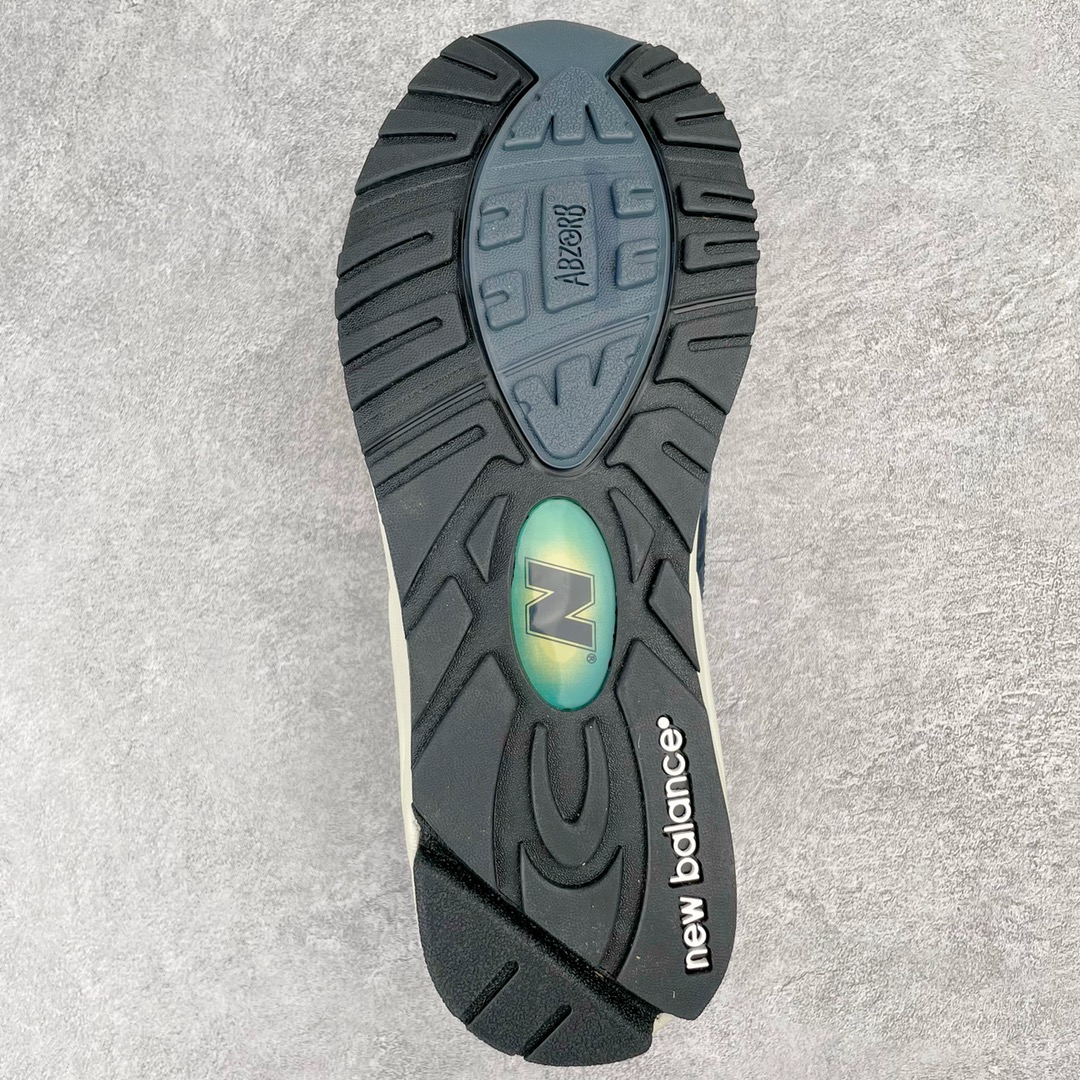 图片[9]-＃K版纯原福利 New Balance M990NV2 新百伦NB990V2 深蓝 第二代总统复古慢跑鞋 正确3M反光细节 原楦原纸版开发 正确6层组合底模精密开发 搭载全新碳素中底 后跟透明TPU水晶装饰条稳固 沿用了引以为傲的跑鞋手工技艺 采用猪皮绒面并包裹局部透气网面的鞋身设计 菱网鞋舌上刻有New Balance USA 鞋面依旧身着经典的大热之灰 彰显了其高端的品质身份 尺码：36 37 37.5 38 38.5 39 40 40.5 41.5 42 42.5 43 44 45-选品中心