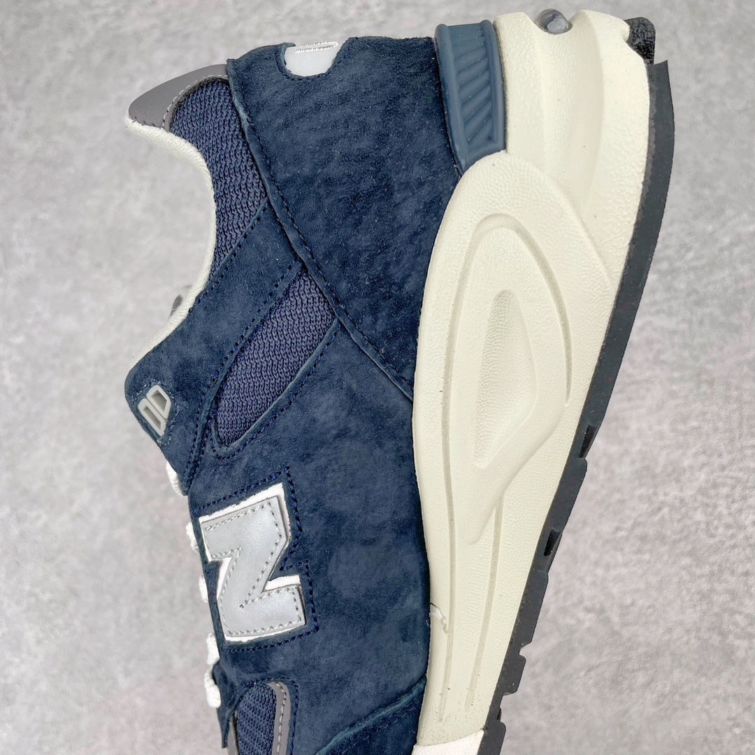 图片[7]-＃K版纯原福利 New Balance M990NV2 新百伦NB990V2 深蓝 第二代总统复古慢跑鞋 正确3M反光细节 原楦原纸版开发 正确6层组合底模精密开发 搭载全新碳素中底 后跟透明TPU水晶装饰条稳固 沿用了引以为傲的跑鞋手工技艺 采用猪皮绒面并包裹局部透气网面的鞋身设计 菱网鞋舌上刻有New Balance USA 鞋面依旧身着经典的大热之灰 彰显了其高端的品质身份 尺码：36 37 37.5 38 38.5 39 40 40.5 41.5 42 42.5 43 44 45-选品中心