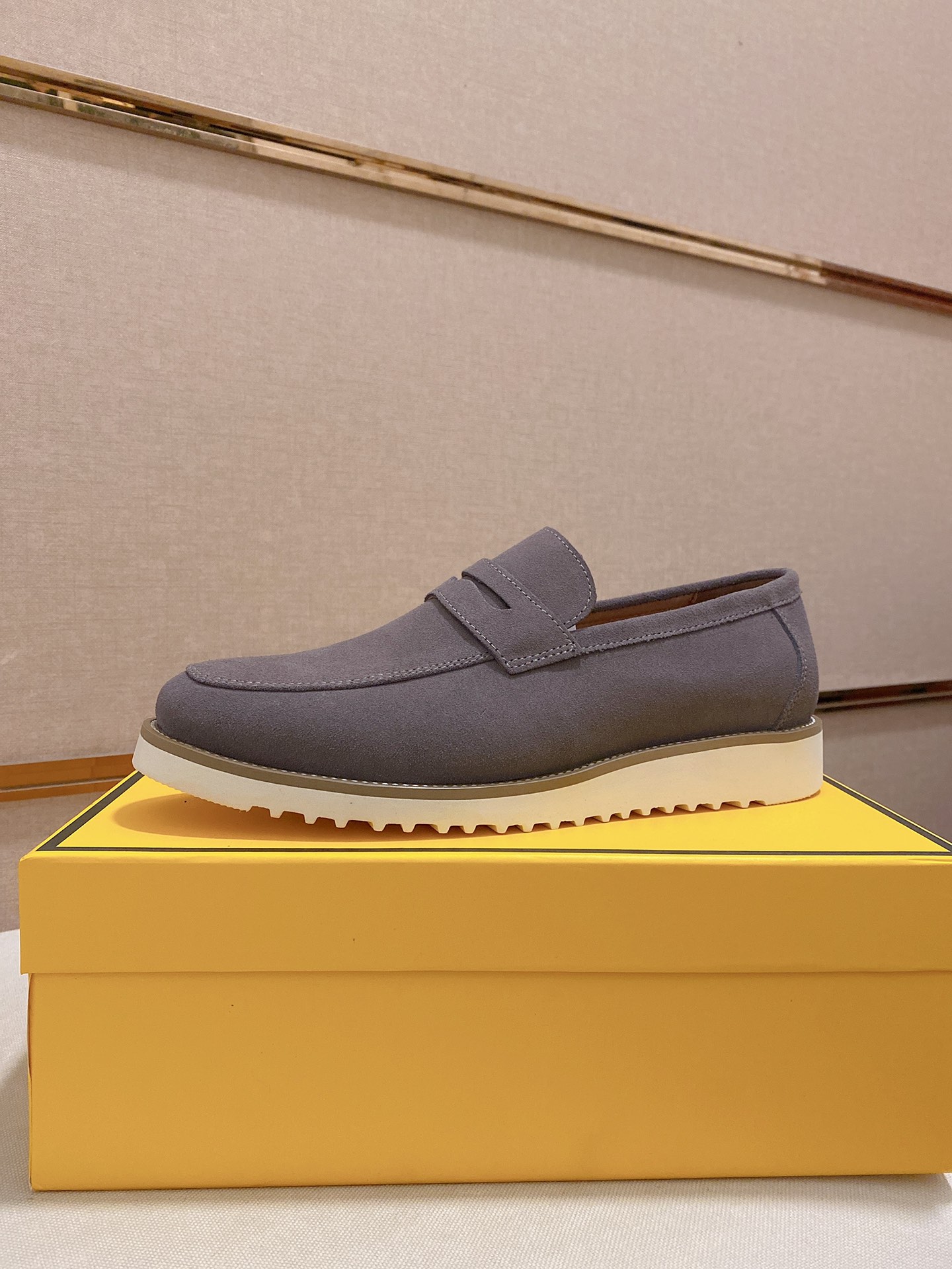 J0 Fendi 芬迪  男士最休闲鞋 原版一比一复刻.全进口头层小牛皮制面,内里采用头层水染牛皮,原版原厂特供橡胶大底.引领时尚新概念.配码：38-44可定做45.46.