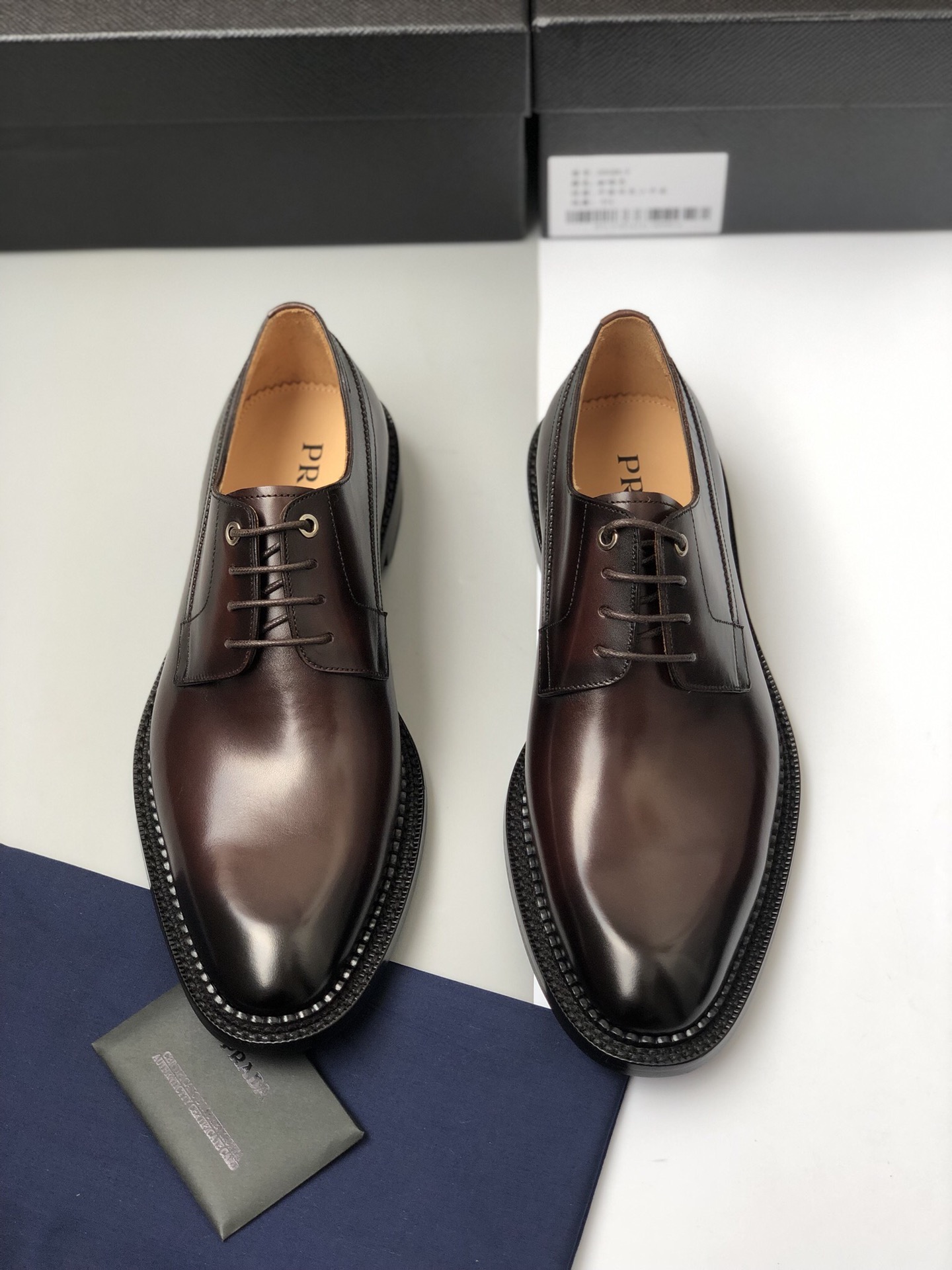 NO:271937,Prada*Prada 2025 new model top-quality hand-made coloring quality men's derby shoes formal shoes imported from Italy Cowhide leather embryo, fetal cowhide upper, leather texture unobstructed, gentlemanly and elegant, hand-made color wiping technology, calfskin breathable inner, genuine leather outsole heel rubber patch and rivet fixation, waterproof skirt decoration design, unique style, fine details, a pair of high-quality classic lace-up leather shoes, will make wearing leather shoes a comfortable enjoyment. For those who often go to formal occasions, lace-up leather shoes are the first choice to show their temperament and aura. W leather shoes size: 38/39/40/41/42/43 Large size 1 brown. All original packaging,,prada,prada,skirts,cowhide,Leather soles19860909Prada*普拉达2025新款 顶级手工上色精品 男士德比鞋正装鞋 意大利进口牛皮皮胚 胎牛皮鞋面 皮质质感一览无余 绅士又优雅 手工擦色工艺 小牛皮透气内里 真皮大底后跟橡胶贴皮加铆固定 防水沿条裙边装饰设计 款式独特 细节精工细作 一双高品质经典的系带皮鞋 会让穿皮鞋成为一种舒服的享受 对于时常要出入正式场合的人来说 系带皮鞋则是首选 彰显气质气场 W皮鞋尺码:38/39/40/41/42/43 偏大1码 棕色 全原包装,,prada,prada,skirts,cowhide,Leather soles,Men's shoes