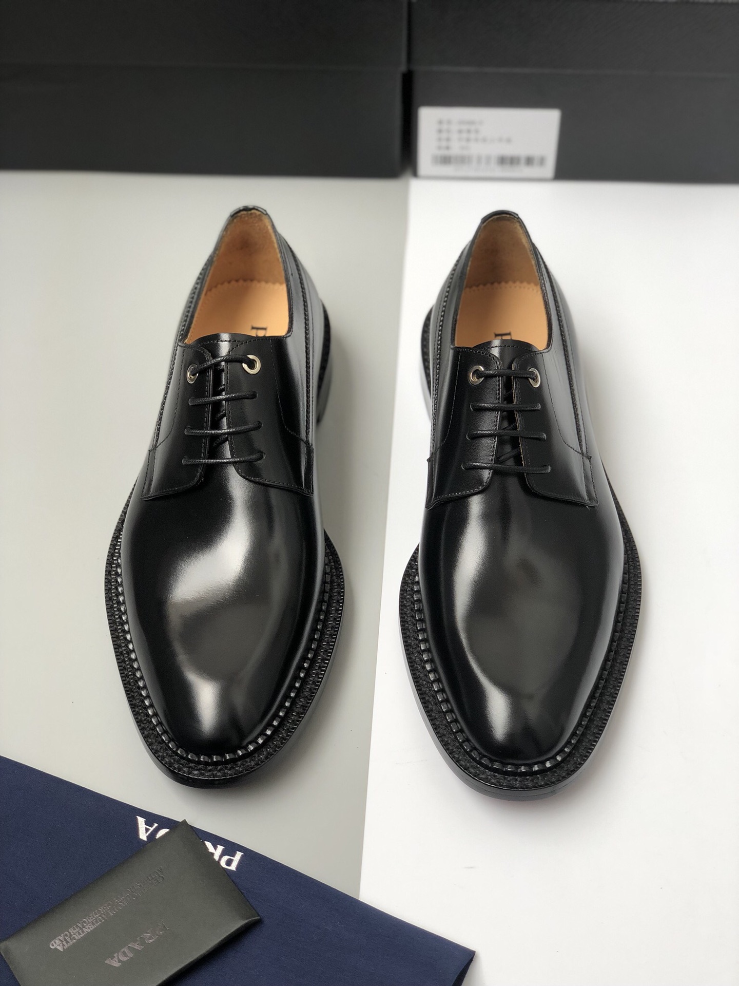 NO:271940,Prada*Prada 2025 new model top-quality hand-made coloring quality men's derby shoes formal shoes imported from Italy Cowhide leather embryo, fetal cowhide upper, leather texture unobstructed, gentlemanly and elegant, hand-made color wiping technology, calfskin breathable inner, genuine leather outsole heel rubber patch and rivet fixation, waterproof skirt decoration design, unique style, fine details, a pair of high-quality classic lace-up leather shoes, will make wearing leather shoes a comfortable enjoyment. For those who often go to formal occasions, lace-up leather shoes are the first choice to show their temperament and aura. Leather shoes size: 38/39/40/41/42/43 Large size 1 black. Full original packaging,,prada,prada, skirts,cowhide,Leather soles19860909Prada*普拉达2025新款 顶级手工上色精品 男士德比鞋正装鞋 意大利进口牛皮皮胚 胎牛皮鞋面 皮质质感一览无余 绅士又优雅 手工擦色工艺 小牛皮透气内里 真皮大底后跟橡胶贴皮加铆固定 防水沿条裙边装饰设计 款式独特 细节精工细作 一双高品质经典的系带皮鞋 会让穿皮鞋成为一种舒服的享受 对于时常要出入正式场合的人来说 系带皮鞋则是首选 彰显气质气场 皮鞋尺码:38/39/40/41/42/43 偏大1码 黑色 全原包装,,prada,prada,skirts,cowhide,Leather soles,Men's shoes