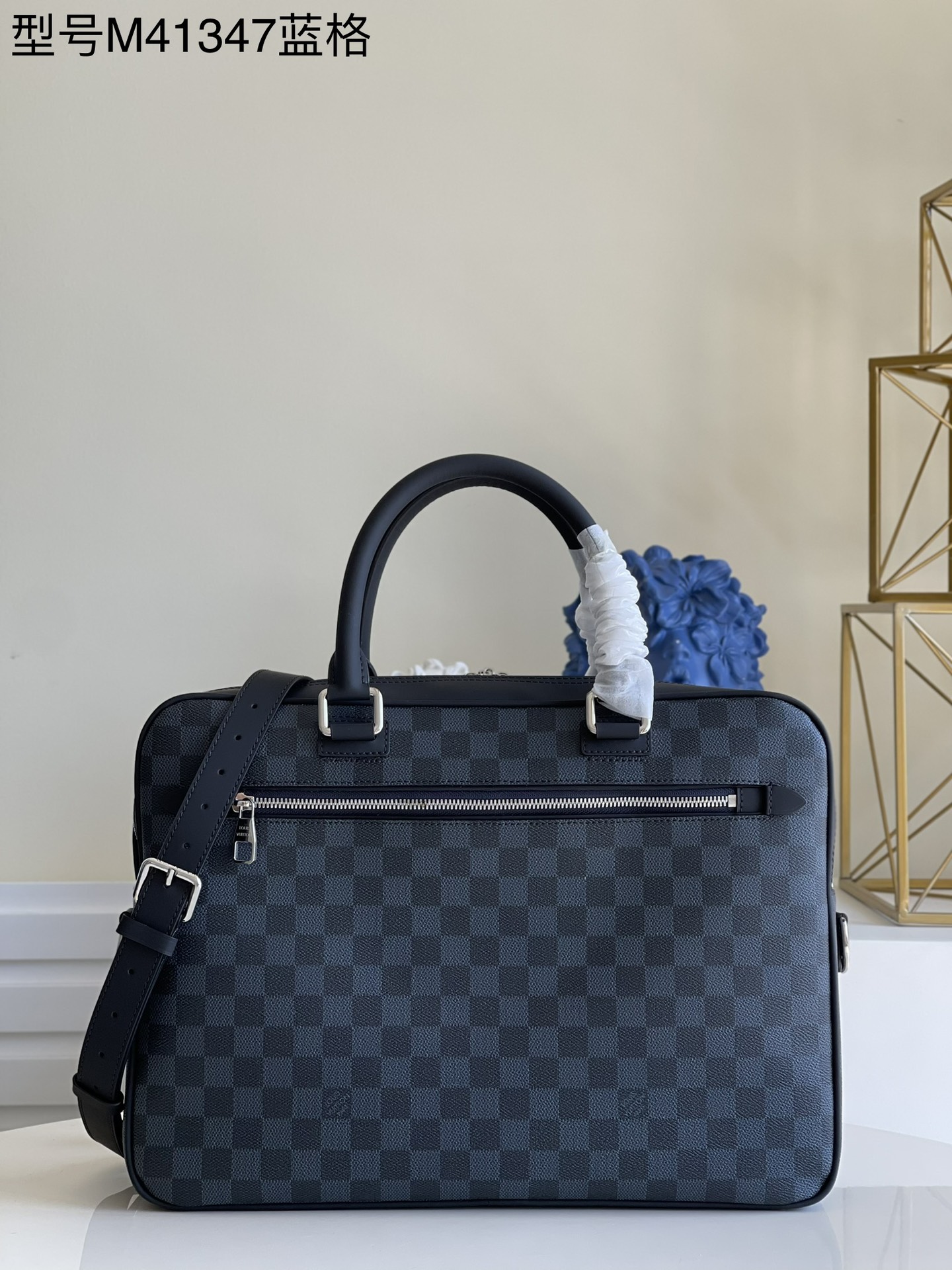 NO:397801,[Exclusive real photo of N41347 blue grid] New men's briefcase!  It is both stylish and practical. The exterior design with exquisite leather trim and palladium-plated accessories is stylish and elegant. The spacious interior space can orderly accommodate A4 files, iPads or laptops and other accessories. In addition, the bag is equipped with adjustable and removable leather shoulder straps and a zippered outer bag, allowing users to quickly pick up and hold some basic supplies, such as travel notes, documents, keys, etc. Size 40x28x8cm M.750, LV [original leather], louis vuitton19860909【独家实拍N41347蓝格】新款男士公文包！兼具时尚性与实用性.饰有精致皮革饰边和镀钯配件的外部设计时尚而雅致,宽敞的包内空间则可有序地容纳 A4 文件、iPad 或笔记本电脑及其它附属品.此外,该包还配备了可调节可拆卸皮革肩带,一个拉链外袋,,让使用者可以快速取放一些基本用品,如旅行票据、文件、钥匙等.尺寸40x28x8cm M.750,LV【原厂皮】,louis vuitton,Bag