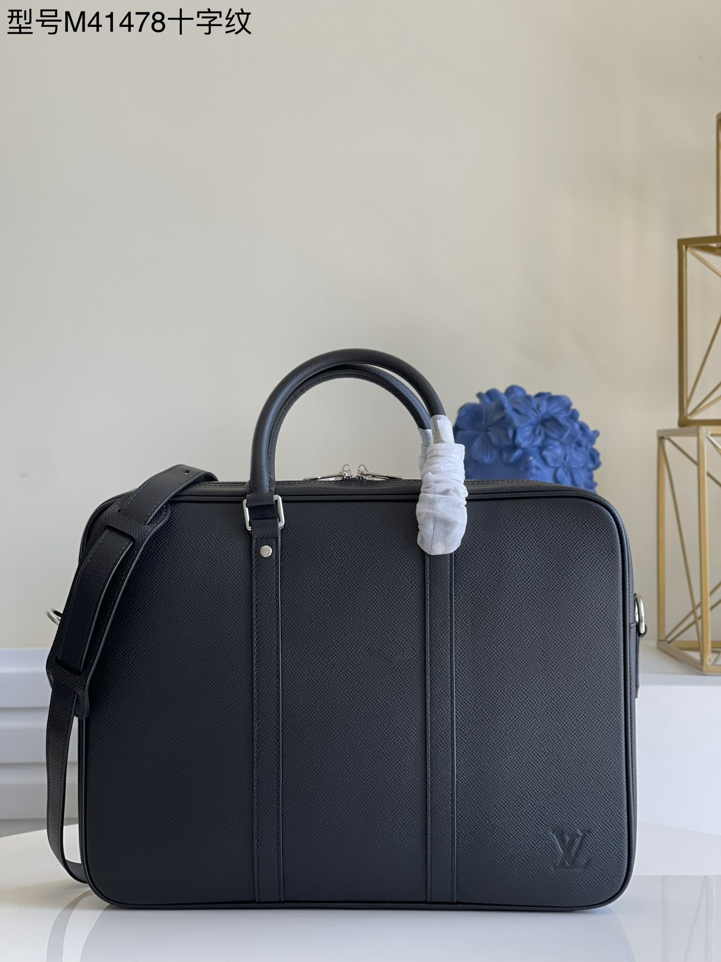 NO:397804,[Exclusive real photo of M41478 water ripples] This Porte-Documents Voyage small briefcase is leisurely and stylish against the backdrop of the masculine Taiga leather. It is decorated with smooth leather inlaid, and the interior space is spacious, integrating luxury and practical functions. 37 x 28 x 7 cm M.1100, LV [original leather], louis vuitton19860909【独家实拍M41478水波纹】 本款Porte-Documents Voyage 小号公文包在风格男性化的Taiga皮革的衬托下,悠闲时尚.缀以滑面皮革镶饰,内部空间宽敞,将奢华与实用功能融为一体.37 x 28 x 7 cm M.1100,LV【原厂皮】,louis vuitton,Bag