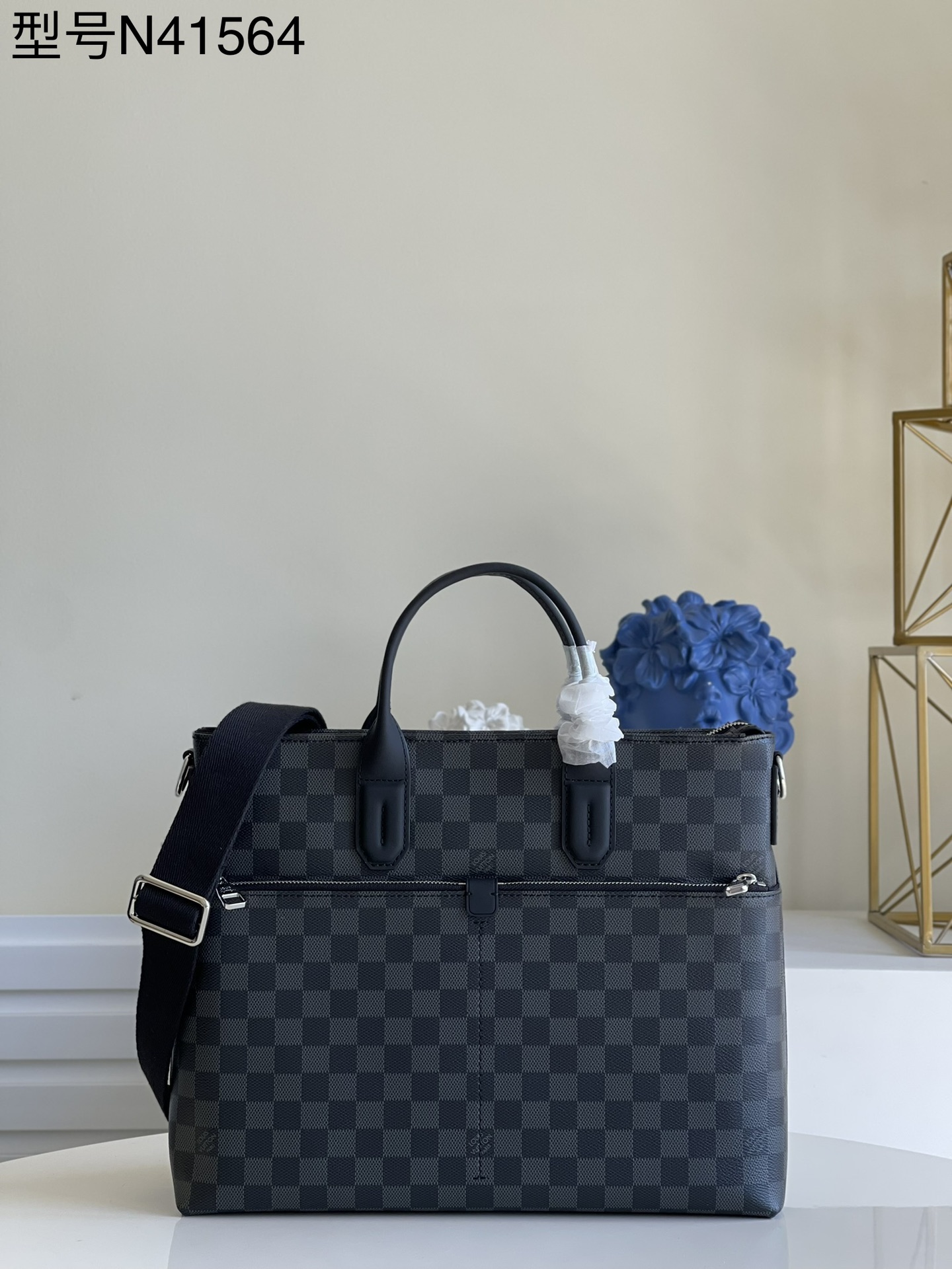 NO:397807,【Exclusive Real Shot N41564】Monogram Macaussar This innovative commuter handbag is full of the iconic style known as Louis Vuitton. With an incredible variety of styles, this handbag is an excellent choice for both business occasions and relaxation, and can also accommodate a 15-inch laptop. Two external pockets make it easy to get your daily needs. Size 40 x 32 x 9 cm M.650, LV [original leather], louis vuitton, louis vuitton19860909【独家实拍N41564】Monogram Macassar此款创新性的通勤手袋充满了路易威登所著称的标志性风格.拥有不可思议的多变风格,此款手袋无论是商务场合还是放松休闲都是绝佳选择,还可容纳一台15英寸的笔记本电脑.两个外部口袋能让您轻而易举地获取日常所需.尺寸40 x 32 x 9 cm M.650,LV【原厂皮】,louis vuitton,louis vuitton,Bag