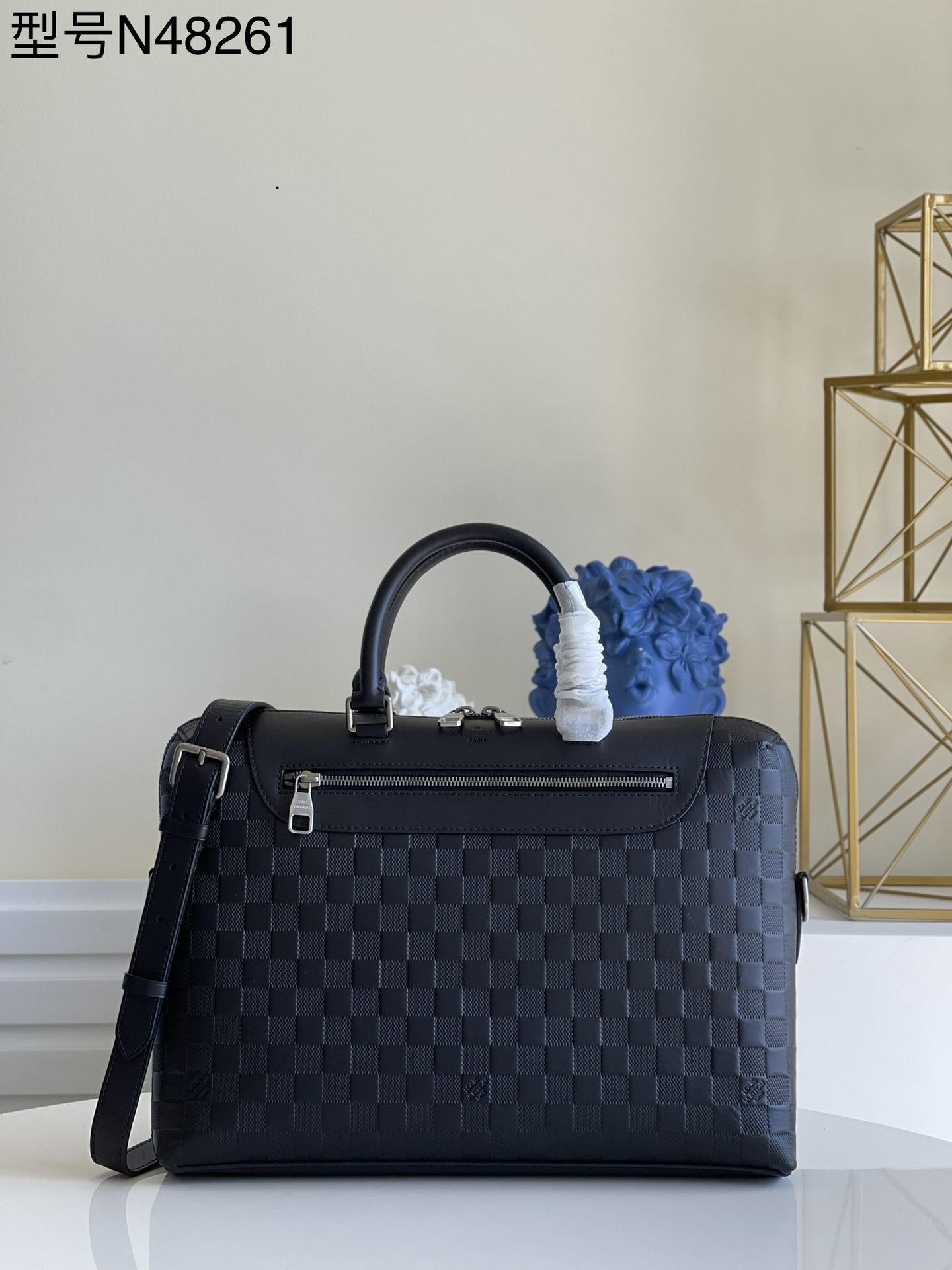 NO:397810,【Exclusive real photo N48261】Leather Porte-Documents Jour briefcase uses Damier Infini leather, this briefcase is more casual and compact. For urban men, this bag has a high practicality and has multiple back-shoulder methods. The front pocket of the bag is zippered and can accommodate a 15-inch laptop 37.0 x 28.0 x 6.0 cm (Length x Height x Width) m.1050,LV [Original Leather],louis vuitton19860909【独家实拍N48261】 皮革Porte-Documents Jour 公文包采用了Damier Infini 皮革,此款公文包更为休闲、小巧.对都市男性而言,该款包袋具有很高的实用度,有多种背挎方式.包的前部口袋采用拉链封口,可以容纳一台15英寸的笔记本电脑37.0 x 28.0 x 6.0 cm (长 x 高 x 宽) m.1050,LV【原厂皮】,louis vuitton,Bag