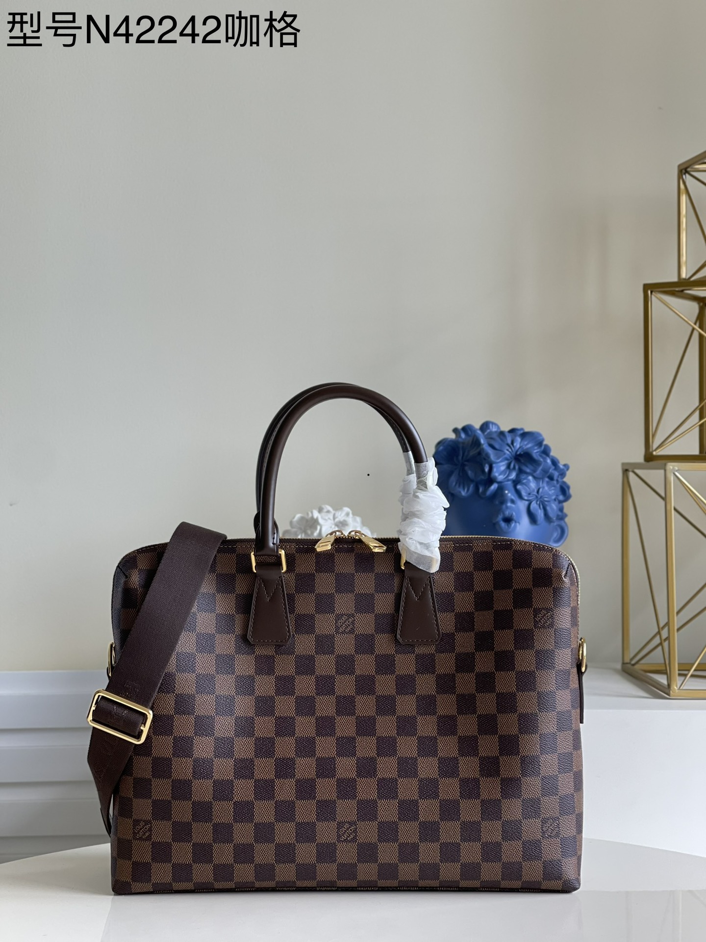 NO:397813,[Exclusive real photo N42242 Kag] Documents Jour briefcase is made of Monogram special coated canvas, which can carry files and a 15-inch laptop. Porte-Documents Jour official bag is lightweight, has a large space and a soft texture, making it the best choice for business and leisure. Size: 37x28x6 M.680, LV [original leather], louis vuitton19860909【独家实拍N42242咖格】Documents Jour公文包采用Monogram 特殊涂层帆布制成,可从容携带文件与15寸的手提电脑. Porte-Documents Jour公务包分量轻、空间大、质地软,是商务休闲的不二之选.Size:37x28x6 M.680,LV【原厂皮】,louis vuitton,Bag