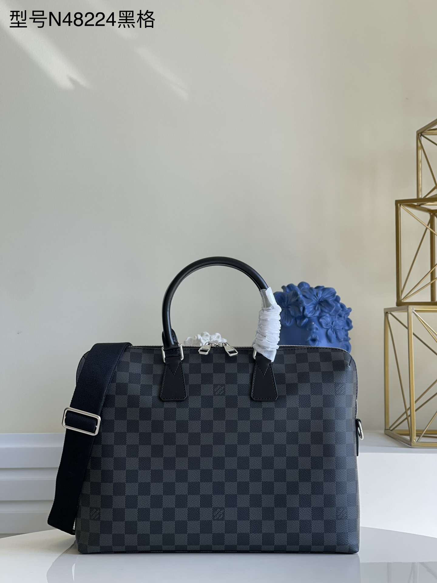 NO:397817,[Exclusive real photo N48224 Black] Documents Jour briefcase is made of Monogram special coated canvas, which can carry files and a 15-inch laptop. Porte-Documents Jour official bag is lightweight, has a large space and a soft texture, making it the best choice for business and leisure. Size: 37x28x6 M.680, LV [original leather], louis vuitton19860909【独家实拍N48224黑格】Documents Jour公文包采用Monogram 特殊涂层帆布制成,可从容携带文件与15寸的手提电脑. Porte-Documents Jour公务包分量轻、空间大、质地软,是商务休闲的不二之选.Size:37x28x6 M.680,LV【原厂皮】,louis vuitton,Bag