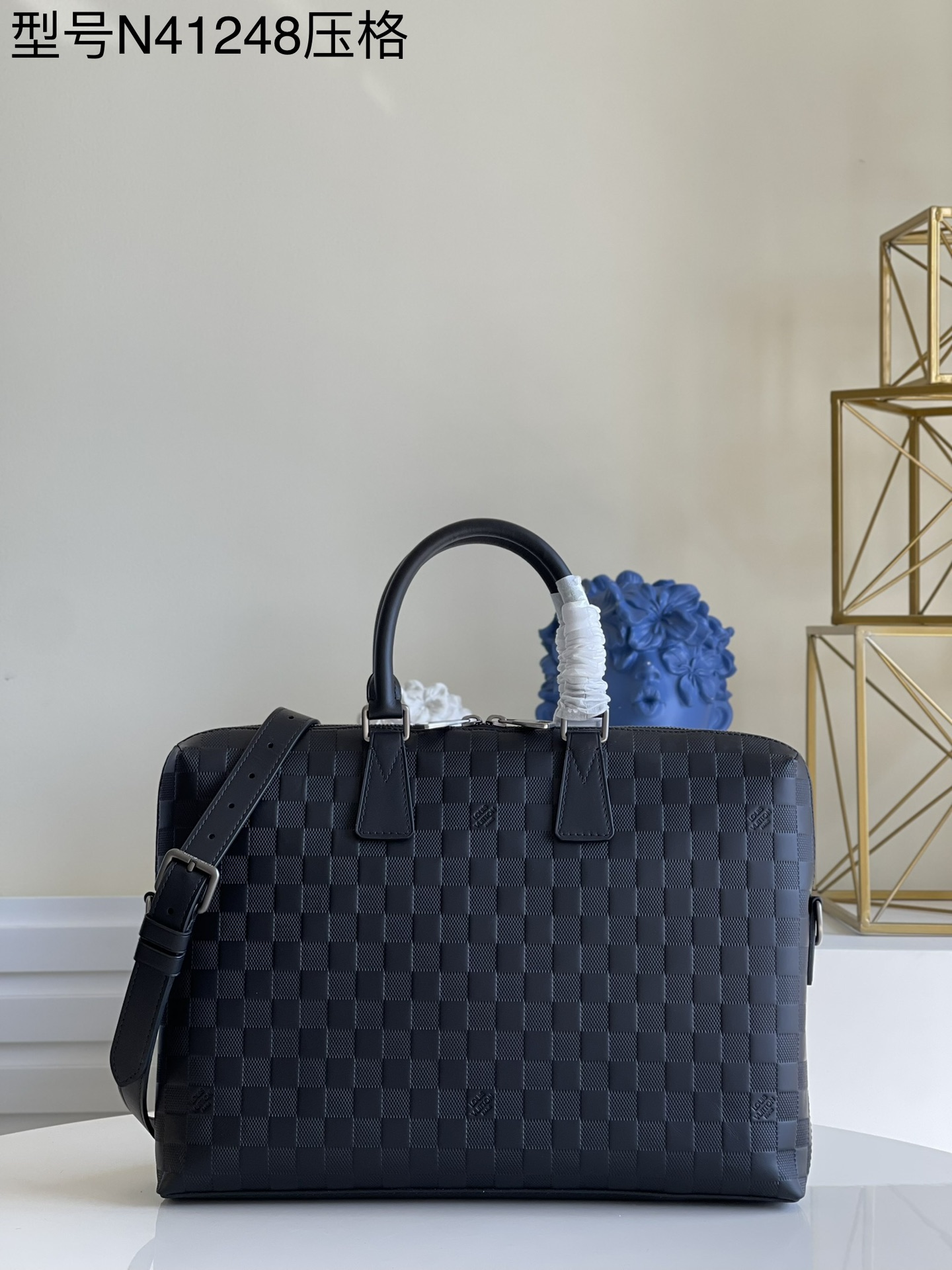 NO:397819,[Exclusive real photo N41248 plating] Porte-Documents Jour briefcase is made of soft Damier Infini leather, which can easily carry documents and a 15-inch laptop. Porte-Documents Jour official bag is lightweight, has a large space and a soft texture, making it the best choice for business and leisure. Size 37 x 28 x 6 cm M.950, LV [original leather], louis vuitton, cowhide19860909【独家实拍N41248压格】Porte-Documents Jour公文包采用柔软的Damier Infini牛皮制作,可从容携带文件与15寸的手提电脑. Porte-Documents Jour公务包分量轻、空间大、质地软,是商务休闲的不二之选 尺寸37 x 28 x 6 cm M.950,LV【原厂皮】,louis vuitton,cowhide,Bag