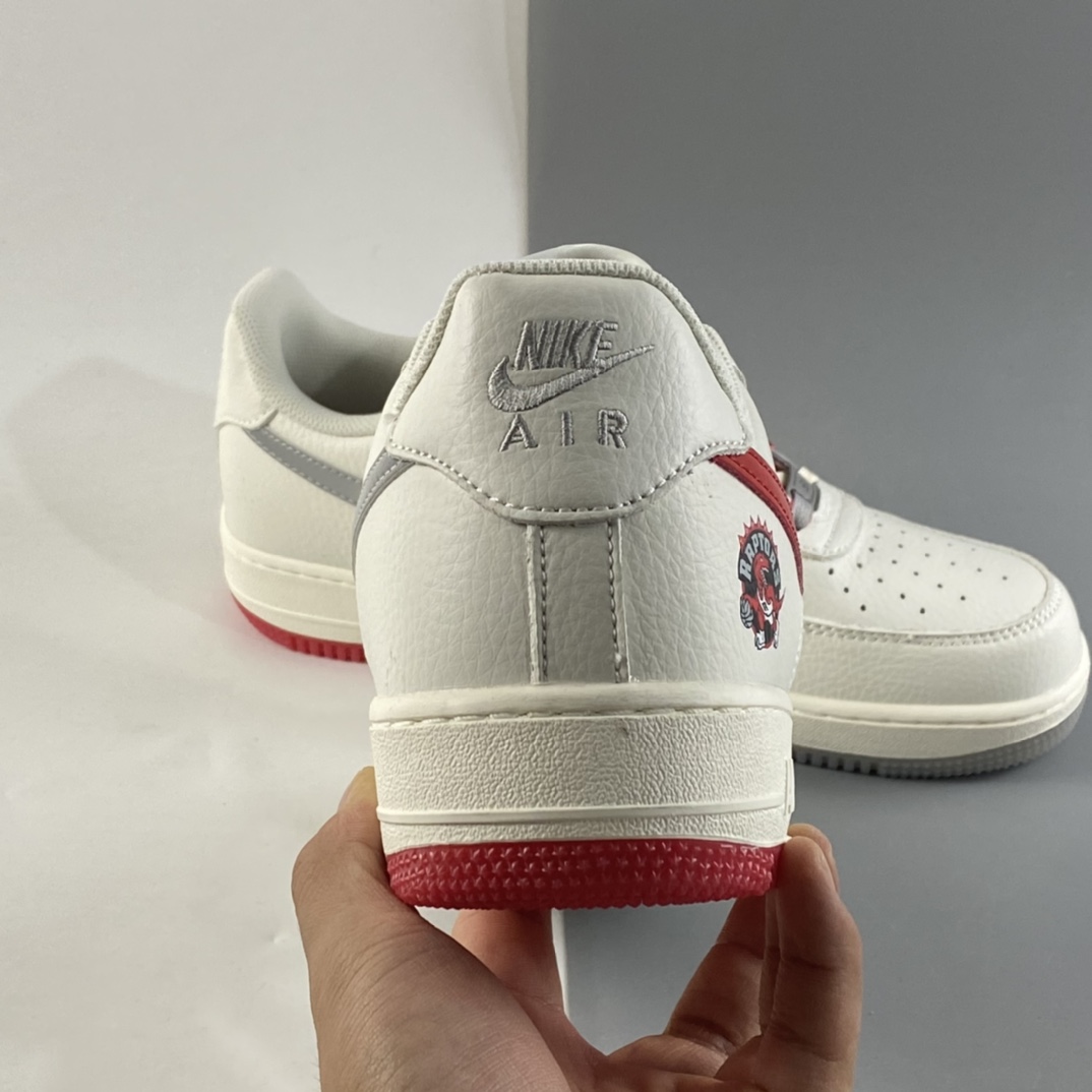 P260  NIKE Air Force 1 Low ’07 “米银红反光”多伦多猛龙队板鞋 CH2608-216