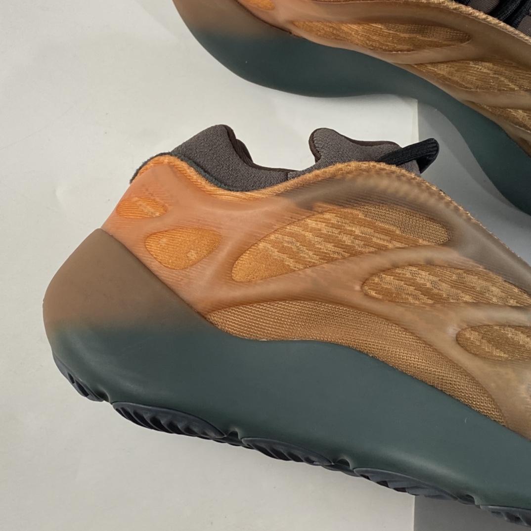 P320  AD Yeezy 700 V3椰子复古老爹鞋/异形 黑橙渐变 GY4109