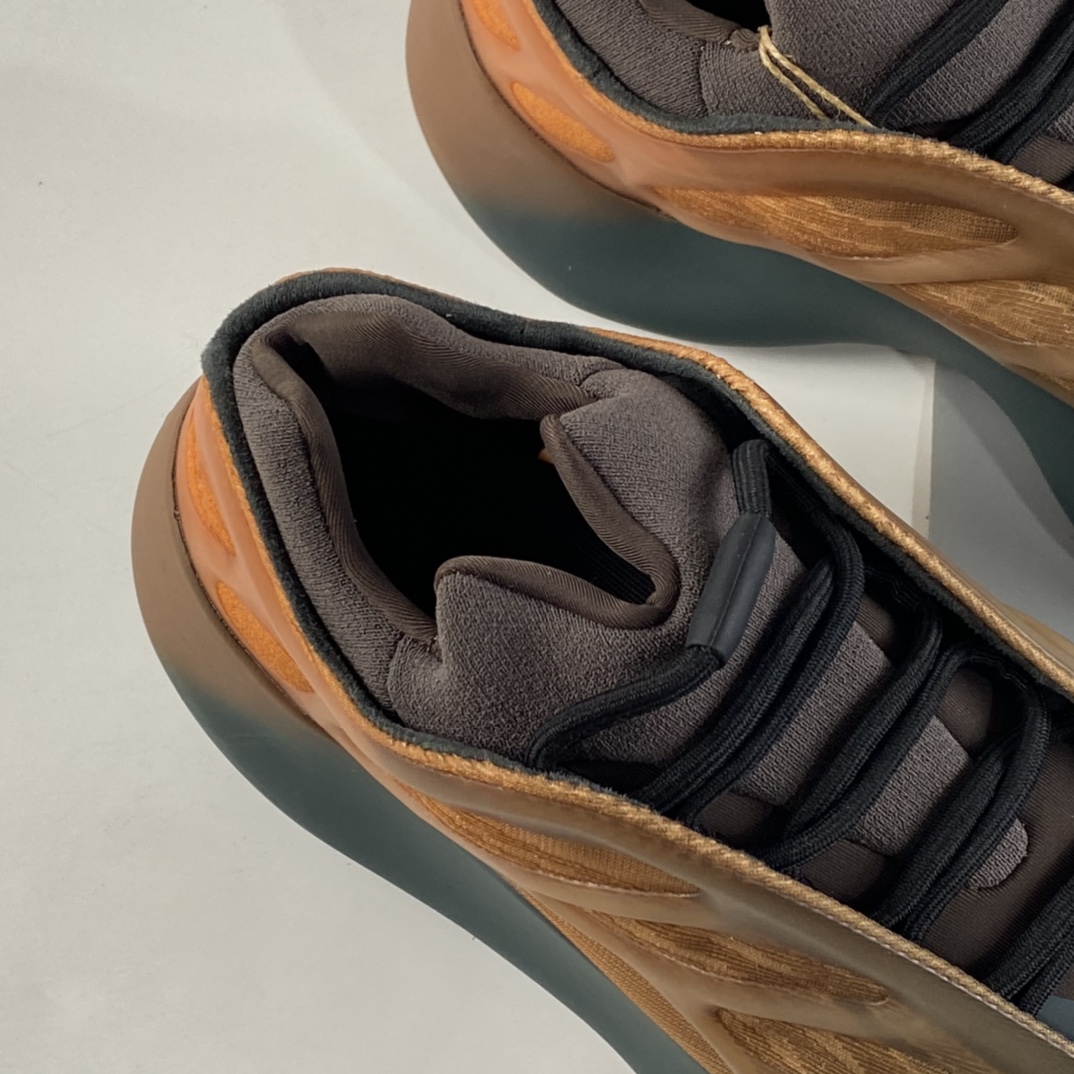 P320  AD Yeezy 700 V3椰子复古老爹鞋/异形 黑橙渐变 GY4109