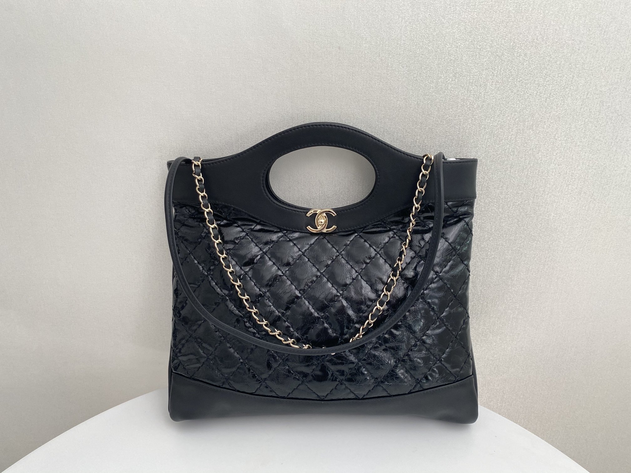 Chanel vintage 31bag is oversized and can be carried by hand or on the shoulder. It is very handsome and rustic. I always feel energetic when I c