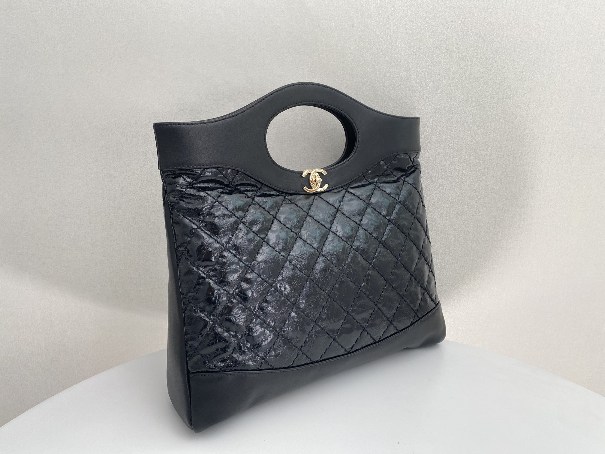Chanel vintage 31bag is oversized and can be carried by hand or on the shoulder. It is very handsome and rustic. I always feel energetic when I c