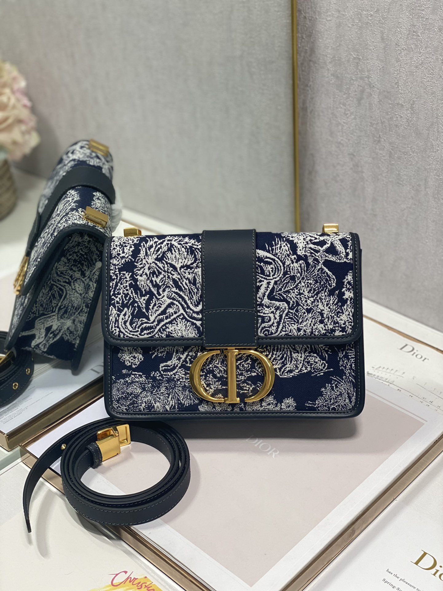Dior 30 Montaigne сумка с откидным клапаном с жаккардовым тигровым узором и кожаным ремешком