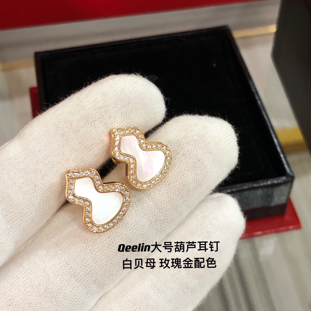 
Qeeli*麒麟满钻白贝母葫芦耳钉 💖这款耳环我们采用独家材质 钻石全部选用进口施华洛世奇钻 镶嵌方式