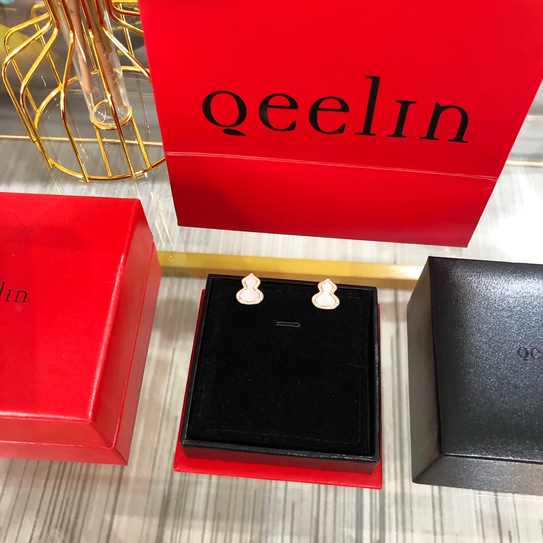 
Qeeli*麒麟满钻白贝母葫芦耳钉 💖这款耳环我们采用独家材质 钻石全部选用进口施华洛世奇钻 镶嵌方式