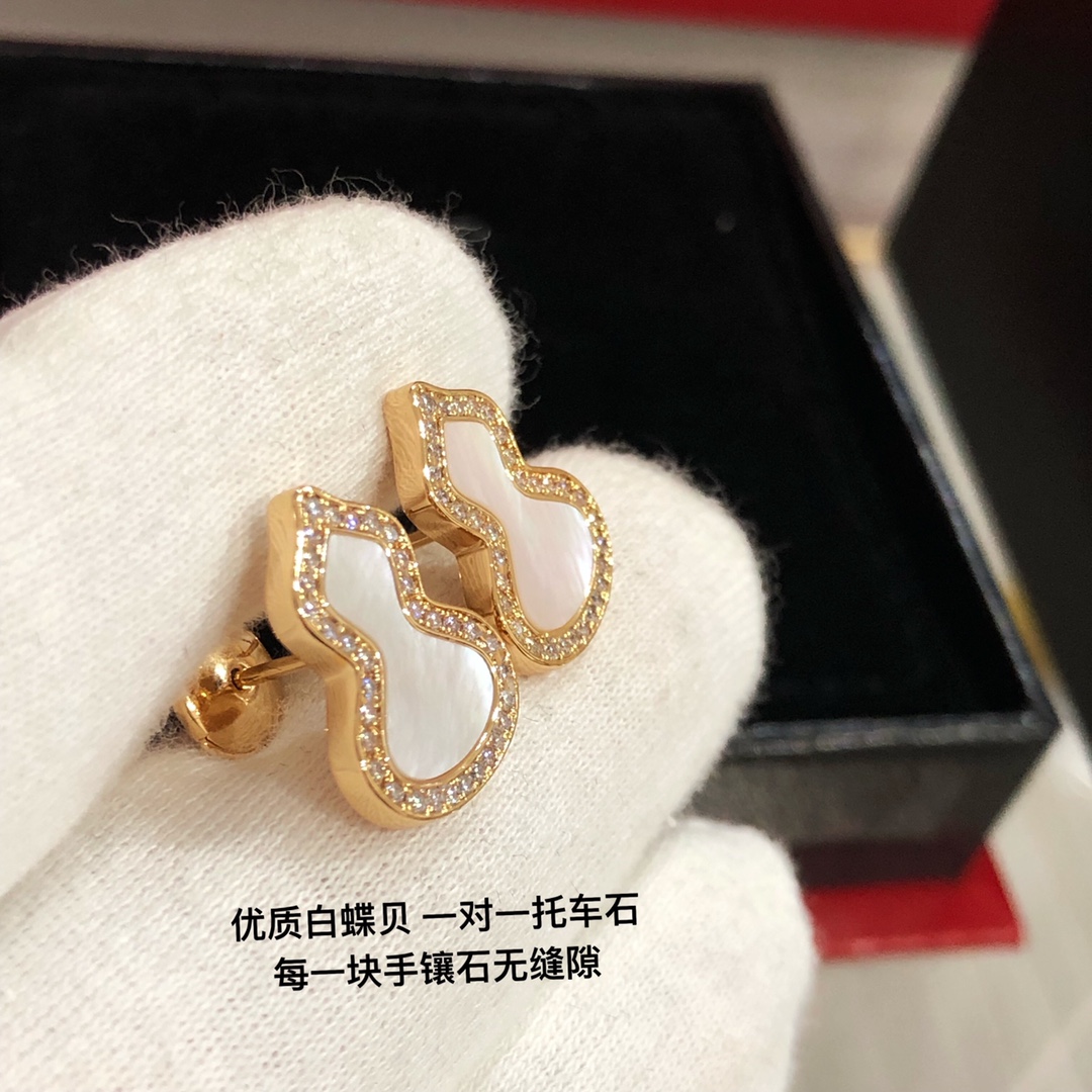 
Qeeli*麒麟满钻白贝母葫芦耳钉 💖这款耳环我们采用独家材质 钻石全部选用进口施华洛世奇钻 镶嵌方式