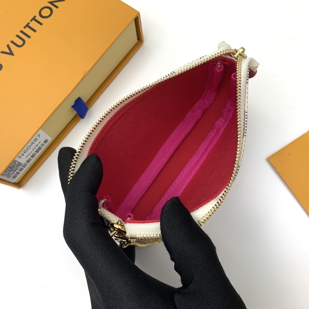 顶级原单】N60487👏👏此款 Mini Pochette Accessoires 手拿包描绘品牌吉祥物 Vivienne 畅游好莱坞大道,在 L 7