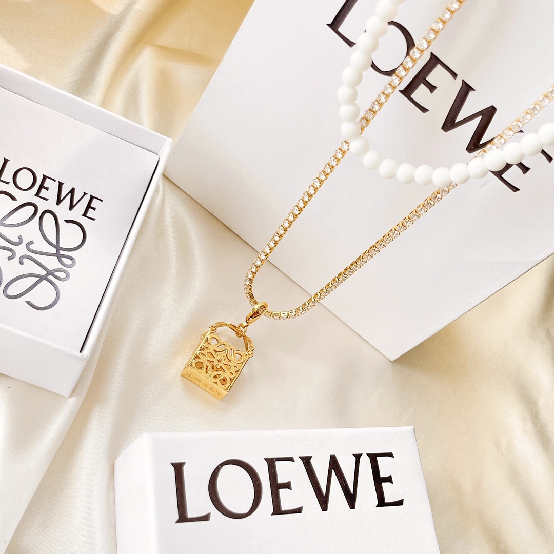 P60👑【LOEWE 包包 毛衣链 腰链两戴 🔥🔥第一眼看到立马就喜欢上了😍😍L0EWE 罗意威 标志  精致耐看😎 这款非常适合日常任何穿搭👍🏻👍🏻毛衣链 腰链