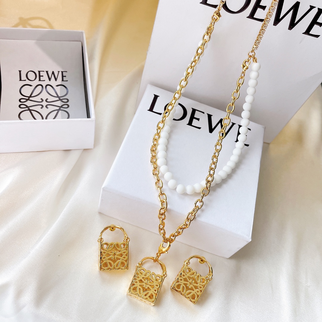 P60👑【LOEWE 包包 毛衣链 腰链两戴 🔥🔥第一眼看到立马就喜欢上了😍😍L0EWE 罗意威 标志  精致耐看😎 这款非常适合日常任何穿搭👍🏻👍🏻毛衣链 腰链