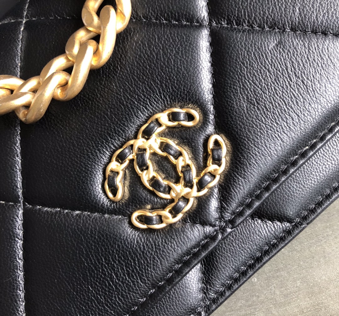 特级白金版Chanel19至尊版卖得如火如荼 19K非常重磅的标志性手袋 至尊版的金标LOGO亮眼独特洋气 小羊皮的细腻和质感 5