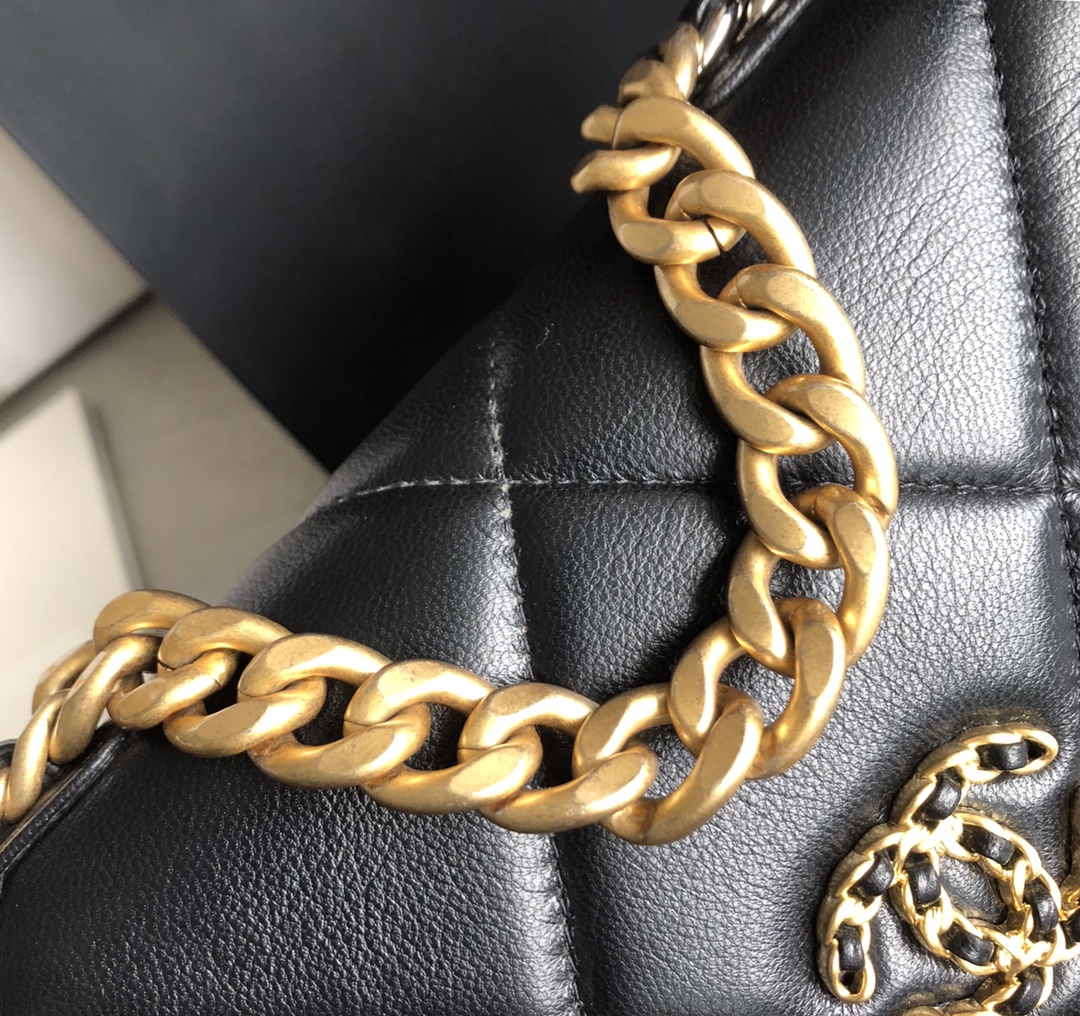 特级白金版Chanel19至尊版卖得如火如荼 19K非常重磅的标志性手袋 至尊版的金标LOGO亮眼独特洋气 小羊皮的细腻和质感 6