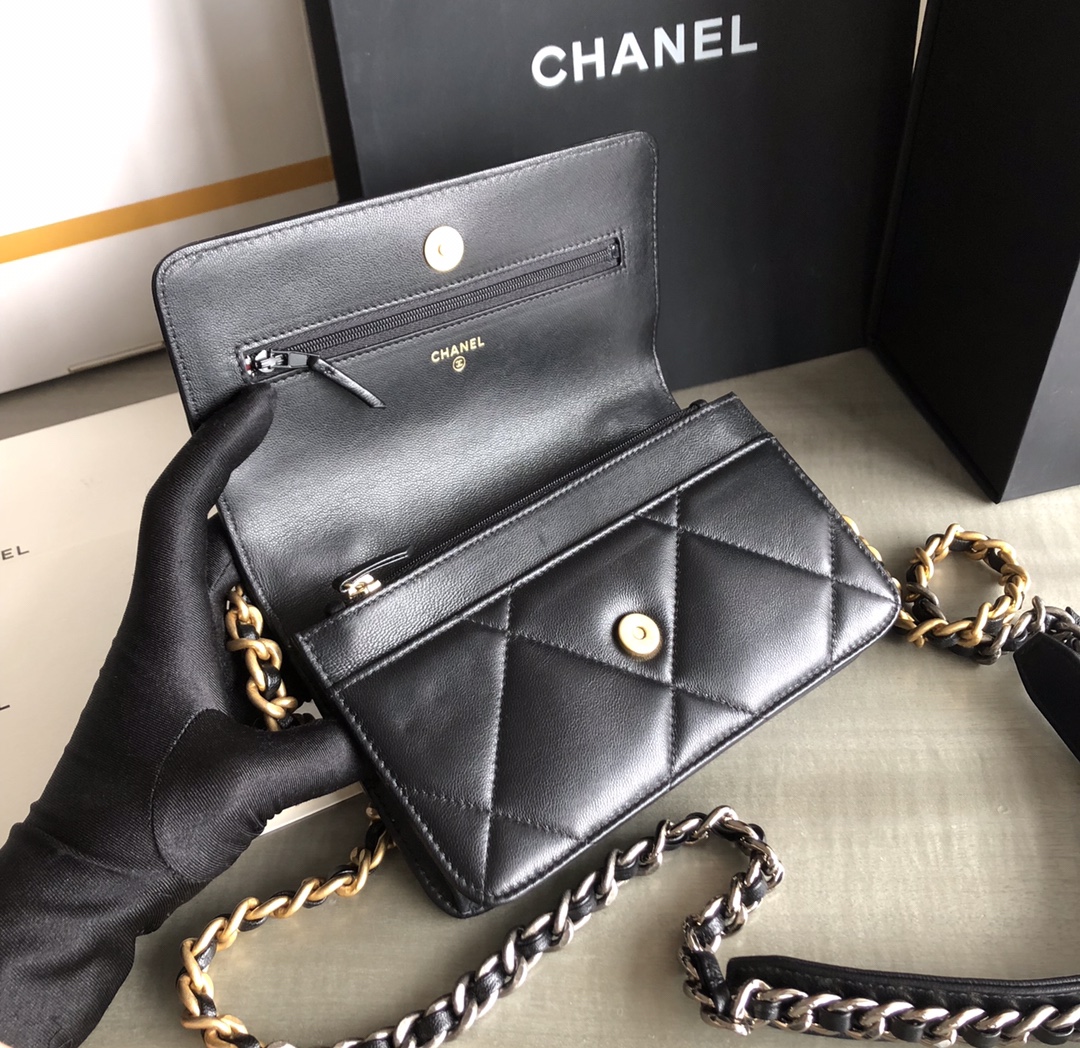 特级白金版Chanel19至尊版卖得如火如荼 19K非常重磅的标志性手袋 至尊版的金标LOGO亮眼独特洋气 小羊皮的细腻和质感 7