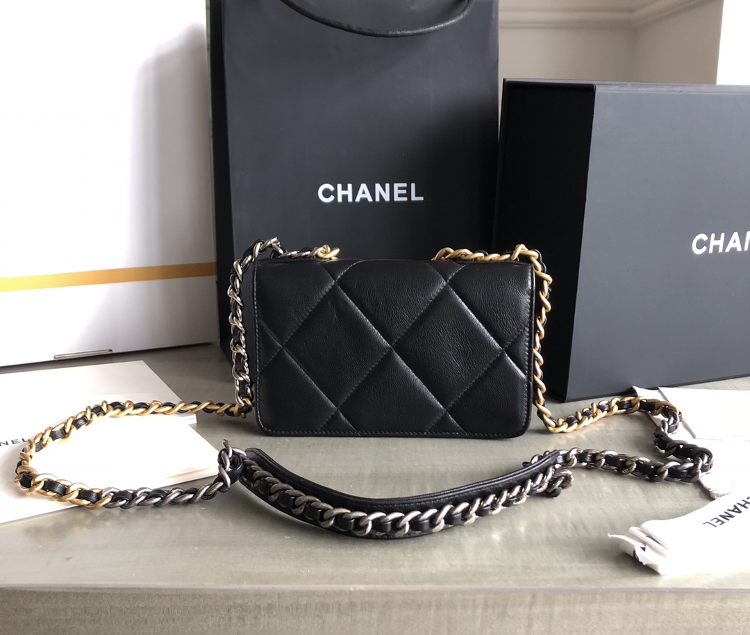 特级白金版Chanel19至尊版卖得如火如荼 19K非常重磅的标志性手袋 至尊版的金标LOGO亮眼独特洋气 小羊皮的细腻和质感 2