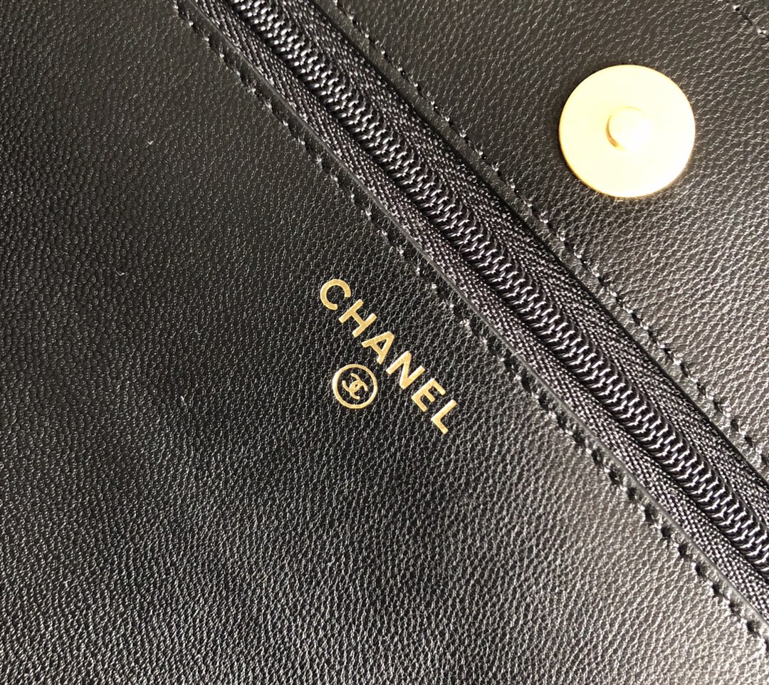 特级白金版Chanel19至尊版卖得如火如荼 19K非常重磅的标志性手袋 至尊版的金标LOGO亮眼独特洋气 小羊皮的细腻和质感 9
