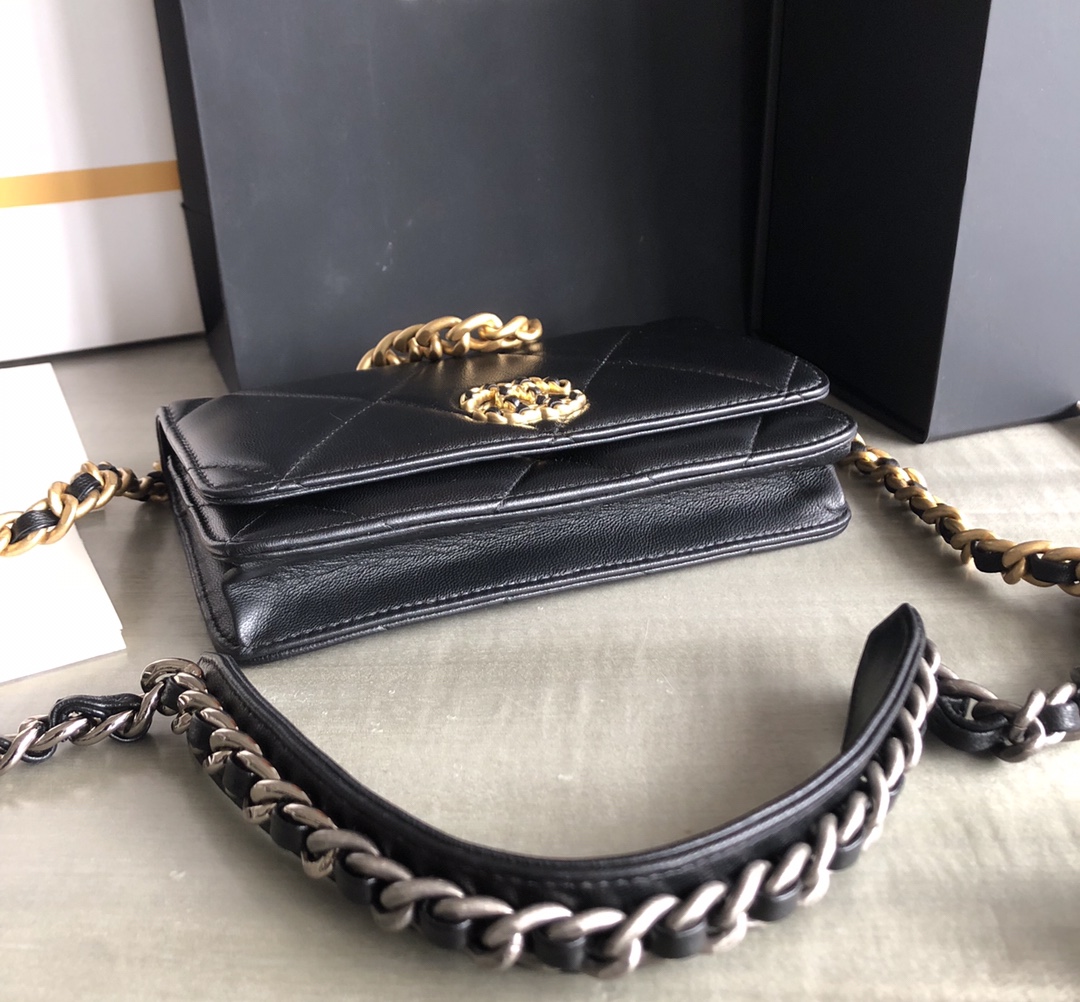 特级白金版Chanel19至尊版卖得如火如荼 19K非常重磅的标志性手袋 至尊版的金标LOGO亮眼独特洋气 小羊皮的细腻和质感 4