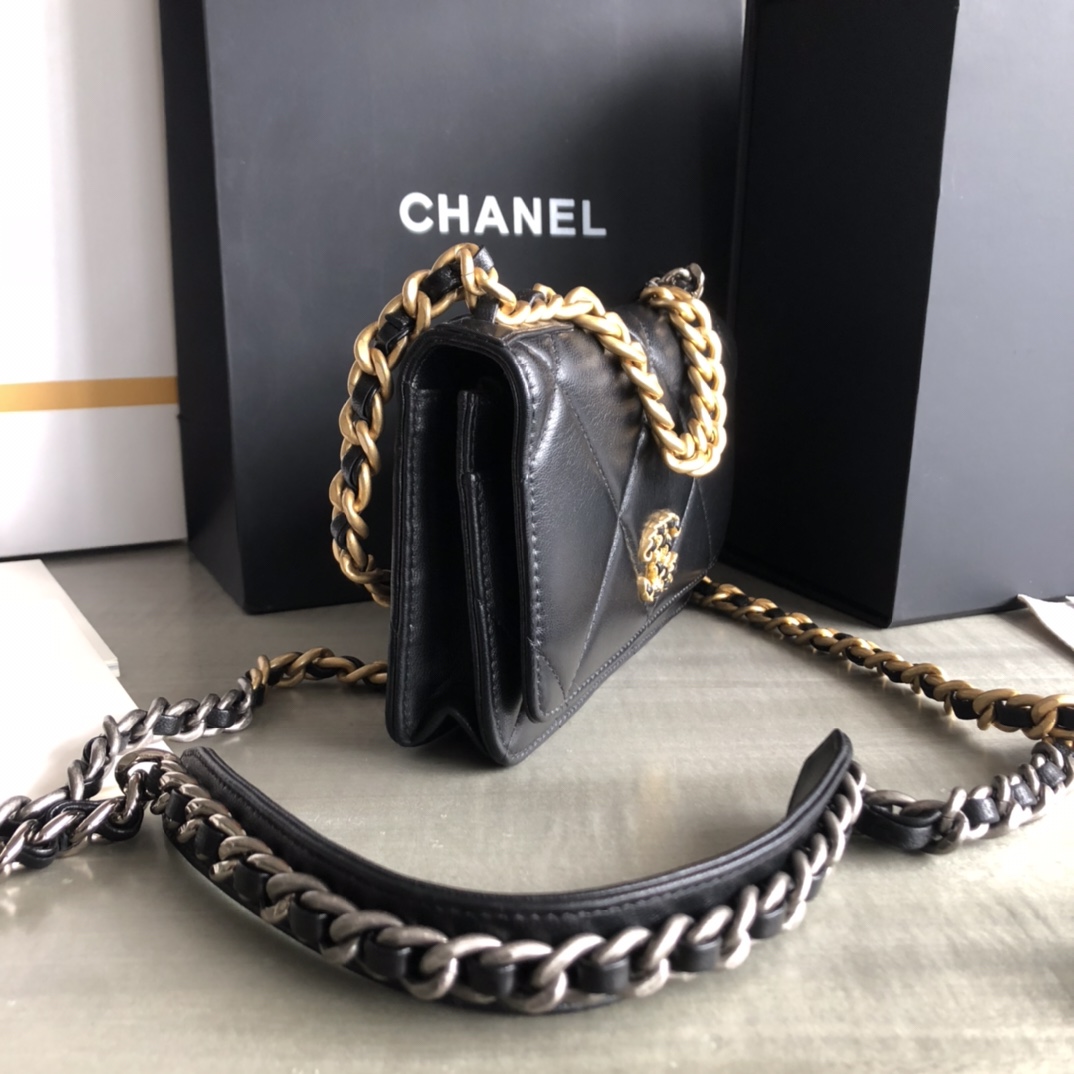特级白金版Chanel19至尊版卖得如火如荼 19K非常重磅的标志性手袋 至尊版的金标LOGO亮眼独特洋气 小羊皮的细腻和质感 3