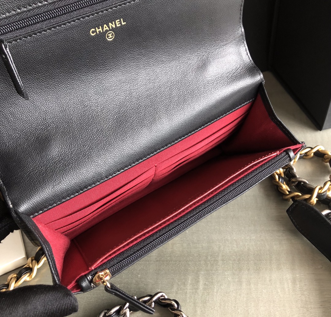 特级白金版Chanel19至尊版卖得如火如荼 19K非常重磅的标志性手袋 至尊版的金标LOGO亮眼独特洋气 小羊皮的细腻和质感 8