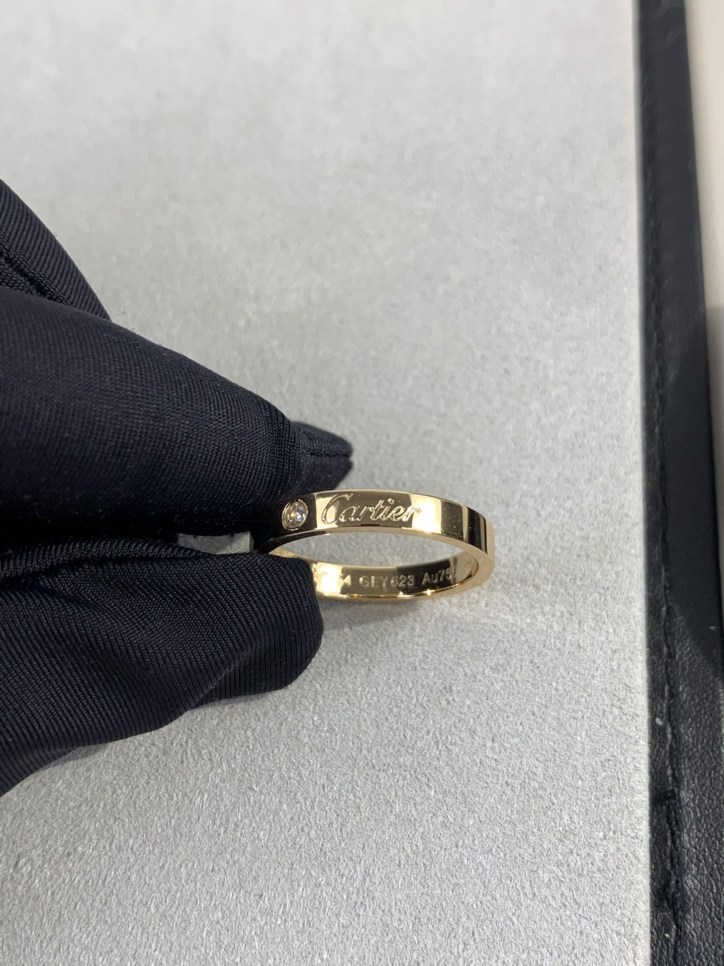 
3mm秀刻单钻字母戒指（尺寸5678号）
完美CNC精雕机工艺，市面上别家倒模的比较low的，字印都糊
