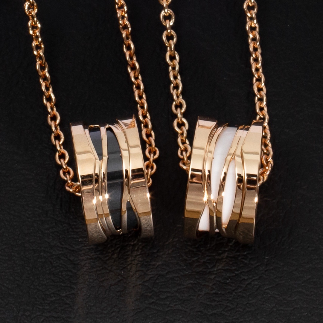 NO:720358,88260, the legendary B.ZERO1 logo stays true to its innovative spirit and is reinterpreted through ZAHA HADID’s legendary design.  The B.ZERO1 legendary masterpiece series inspired by the Colosseum was reinterpreted by a great female architect, combining geometric shapes with smooth lines, blending modern style with traditional elements. It can be described as a wonderful collision of ancient and modern languages. The creative combination of rose gold and black ceramics complements the bold and modern Italian design, once again demonstrating the pioneering spirit of the B.ZERO1 series that refuses to be stereotyped. B.ZERO1 legendary masterpiece 18K rose gold pendant necklace, inlaid with black ceramics  Black ceramic necklace Z.ERO1 series, classic Bulgari ceramic necklace with rose gold color, all made by CNC engraving machine, perfect craftsmanship, V gold material, size 4*14mm, 38.5~45.5cm length, complete steel stamp details, superb craftsmanship.,,adidas,necklace,Cardia high-end jewelry1986090988260,传奇的B.ZERO1标志坚守其革新精神,通过ZAHA HADID的传奇设计获得了重新诠释. 灵感源自罗马斗兽场的B.ZERO1传奇绝作系列,由一位伟大的女建筑师重新演绎,将几何造型与流畅线条相结合,现代风格与传统元素相交融,可谓古今语言的奇妙碰撞.玫瑰金和黑色陶瓷的创意组合与大胆现代的意大利式设计相得益彰,再次彰显了B.ZERO1系列拒绝陈规的开创性精神. B.ZERO1传奇绝作18K玫瑰金吊坠项链,镶嵌黑色陶瓷 黑陶瓷项链Z.ERO1系列,经典宝*丽陶瓷项链配玫瑰金色,全部CNC精雕机制作,工艺上完美级,Ｖ金材质,尺寸4*14mm,38.5～45.5cm长度,钢印细节齐全,超赞工艺.,,adidas,necklace,卡迪亚高端饰品,Jewelry
