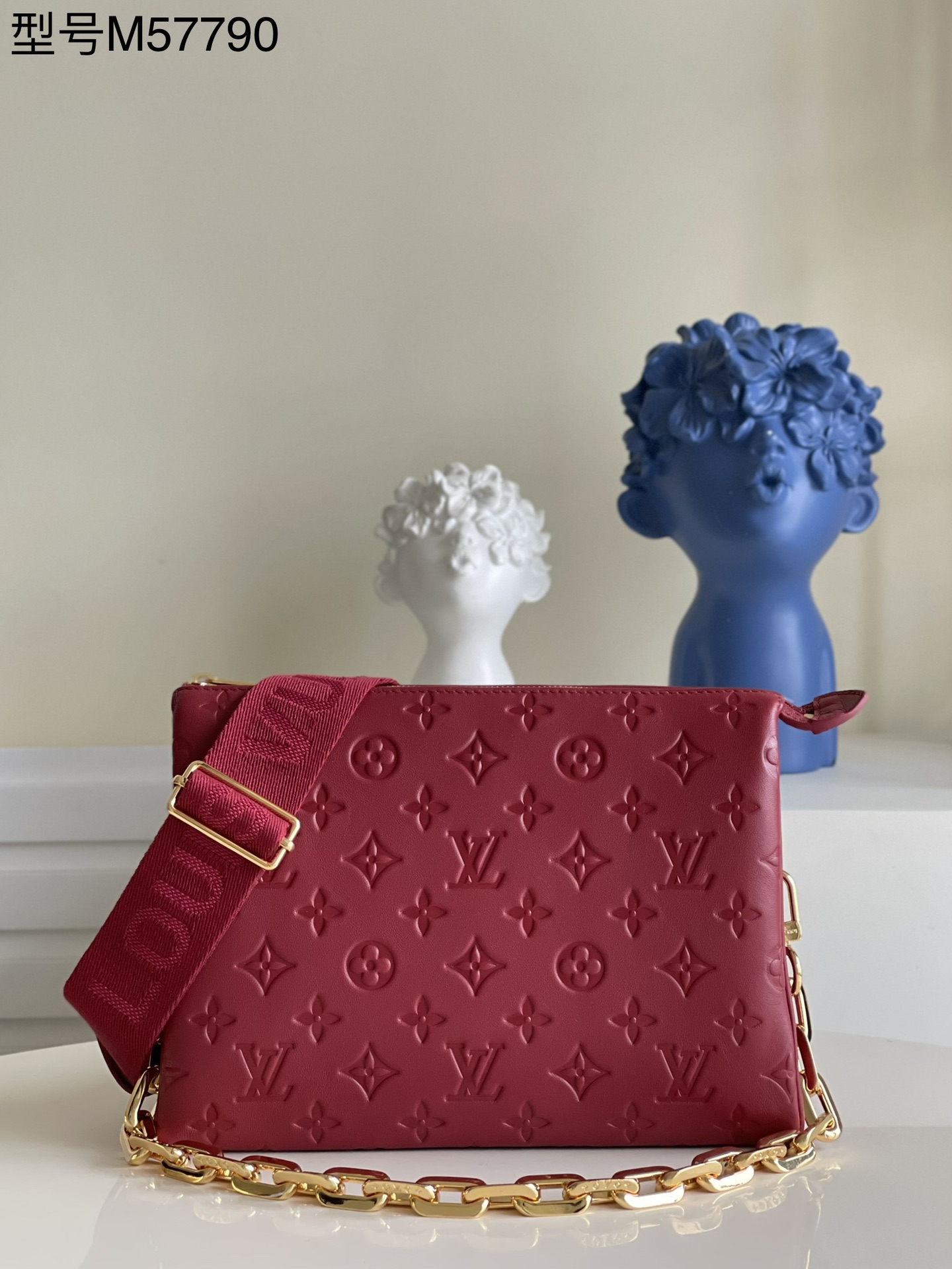 NO:397831,【Exclusive real shot of M57790 wine red】M59276 Coussin small handbag shines in spring and summer fashion show. Monogram embossed fluffy sheepskin creates a pillow-back configuration, injecting avant-garde style into a simple design. You can use shoulder straps crossbody or incarnate chain bags, or you can carry them under your armpits. Detailed features 26 x 20 x 12 cm j.,LV [original leather],louis vuitton,sheepskin19860909【独家实拍M57790酒红】M59276 Coussin 小号手袋于 春夏时装秀大放异彩.Monogram 压纹蓬松绵羊皮打造靠枕构型,为简约设计注入前卫风范.可利用肩带斜挎或化身链条法棍包,亦可于腋下携带.详细特征26 x 20 x 12 厘米 j.,LV【原厂皮】,louis vuitton,sheepskin,Bag