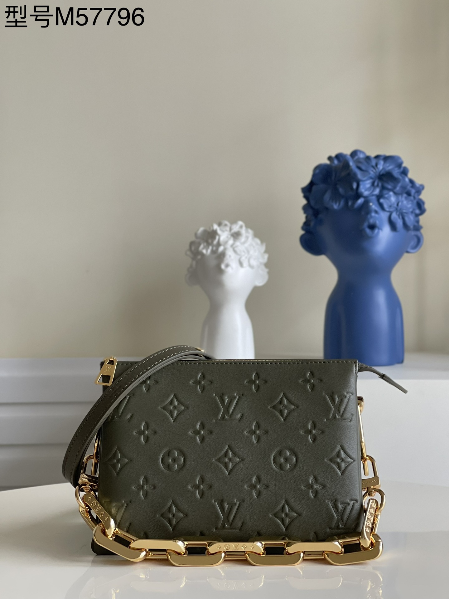 NO:397820,[Exclusive real shot of M57796 military green] Coussin BB handbag shines in spring and summer fashion show. Monogram embossed fluffy sheepskin creates a pillow-back configuration, injecting avant-garde style into a simple design. You can use shoulder straps crossbody or incarnate chain bags, or you can carry them under your armpits. Detailed features 20 x 16 x 12 cm sw., LV [original leather], louis vuitton,stuart weitzman,sheepskin19860909【独家实拍M57796军绿】Coussin BB手袋于 春夏时装秀大放异彩.Monogram 压纹蓬松绵羊皮打造靠枕构型,为简约设计注入前卫风范.可利用肩带斜挎或化身链条法棍包,亦可于腋下携带.详细特征20 x 16 x 12 厘米 sw.,LV【原厂皮】,louis vuitton,stuart weitzman,sheepskin,Bag