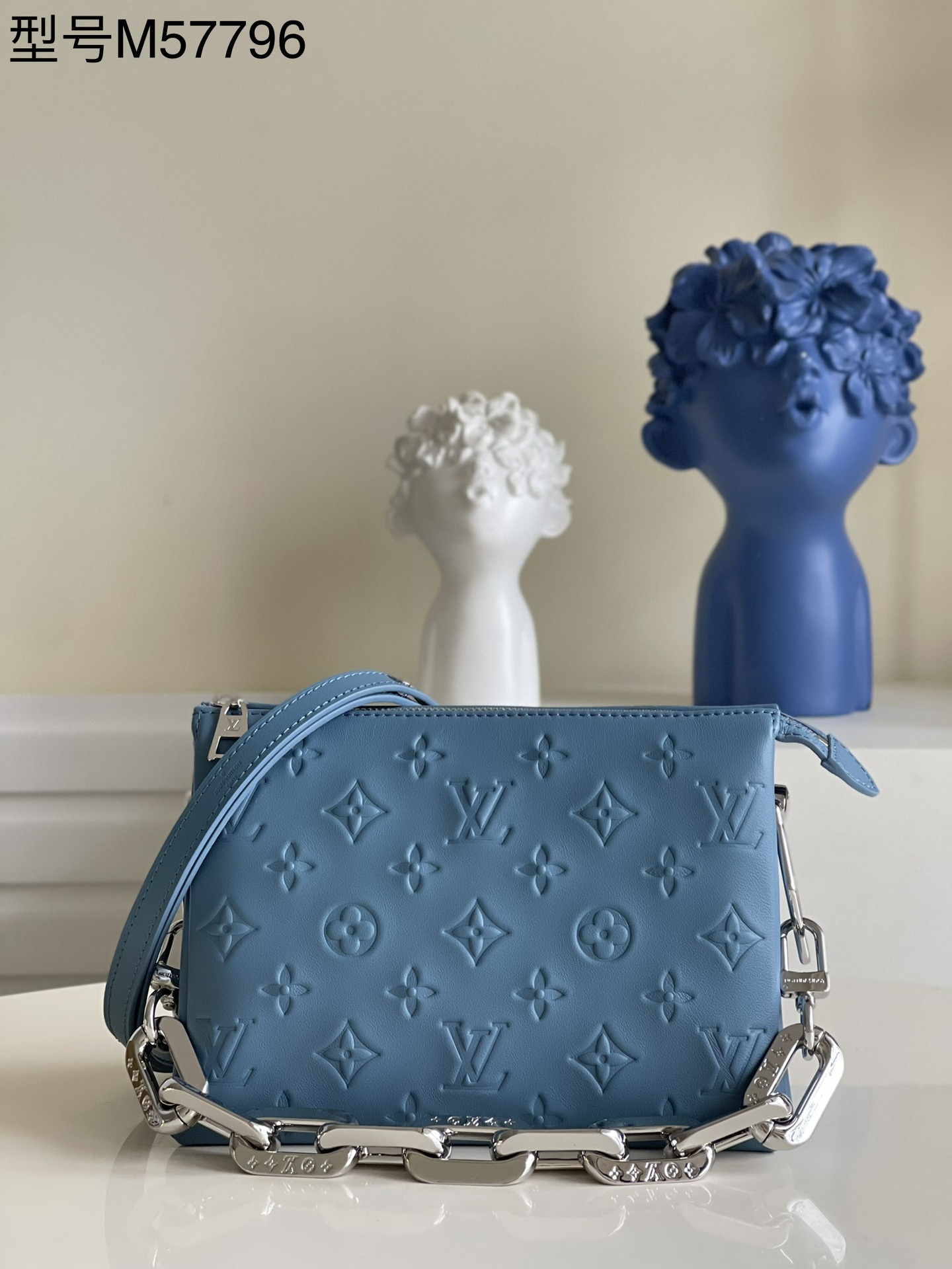 NO:397822,【Exclusive real shot of M57796 blue】Coussin BB handbag shines in spring and summer fashion show. Monogram embossed fluffy sheepskin creates a pillow-back configuration, injecting avant-garde style into a simple design. You can use shoulder straps crossbody or incarnate chain bags, or you can carry them under your armpits. Detailed features 20 x 16 x 12 cm sw.,LV [original leather],louis vuitton,stuart weitzman,sheepskin19860909【独家实拍M57796蓝】Coussin BB手袋于 春夏时装秀大放异彩.Monogram 压纹蓬松绵羊皮打造靠枕构型,为简约设计注入前卫风范.可利用肩带斜挎或化身链条法棍包,亦可于腋下携带.详细特征20 x 16 x 12 厘米 sw.,LV【原厂皮】,louis vuitton,stuart weitzman,sheepskin,Bag