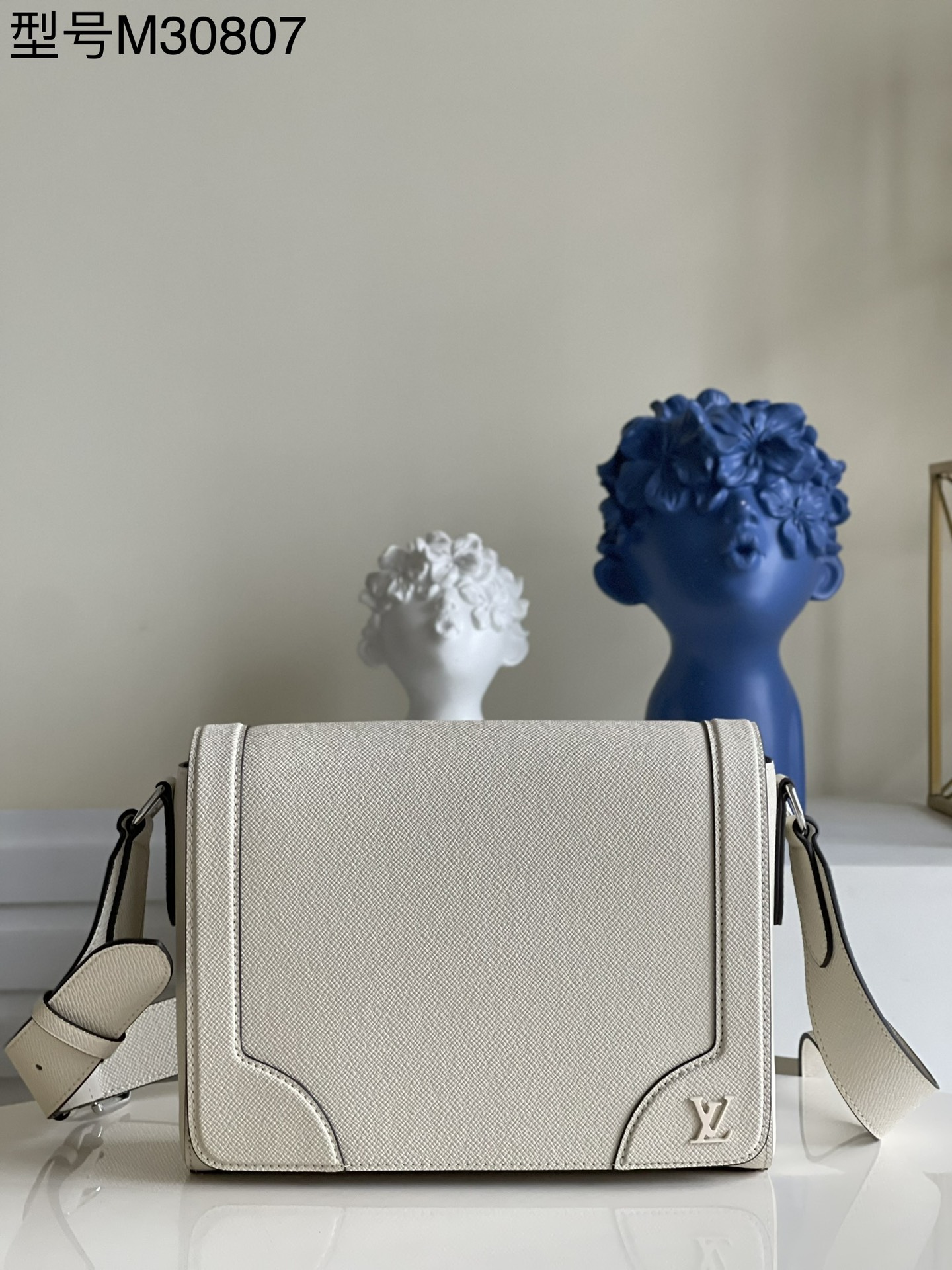 NO:397832,【Exclusive real photo M30807 white】M30807 new New Flap postman bag has the delicate texture of Taga embossed leather, which reinforcing the corners to evoke the memory of Louis Vuitton's traditional box making. The metal LV logo adds a brand logo, and the body-fitting design and adjustable shoulder straps accompany contemporary men to various daytime occasions. Detailed features 28.3 x 18.3 x 4.3 cm M.730, LV [original leather], louis vuitton, louis vuitton19860909【独家实拍M30807白】M30807 全新 New Flap 邮差包拥有 Taga 压纹皮革的细腻质感,以加固边角唤起对路易威登制箱传统的记忆.金属 LV 标识再添品牌标志,贴合身形的设计和可调节肩带陪伴当代男士穿梭各式日间场合.详细特征28.3 x 18.3 x 4.3 厘米 M.730,LV【原厂皮】,louis vuitton,louis vuitton,Bag